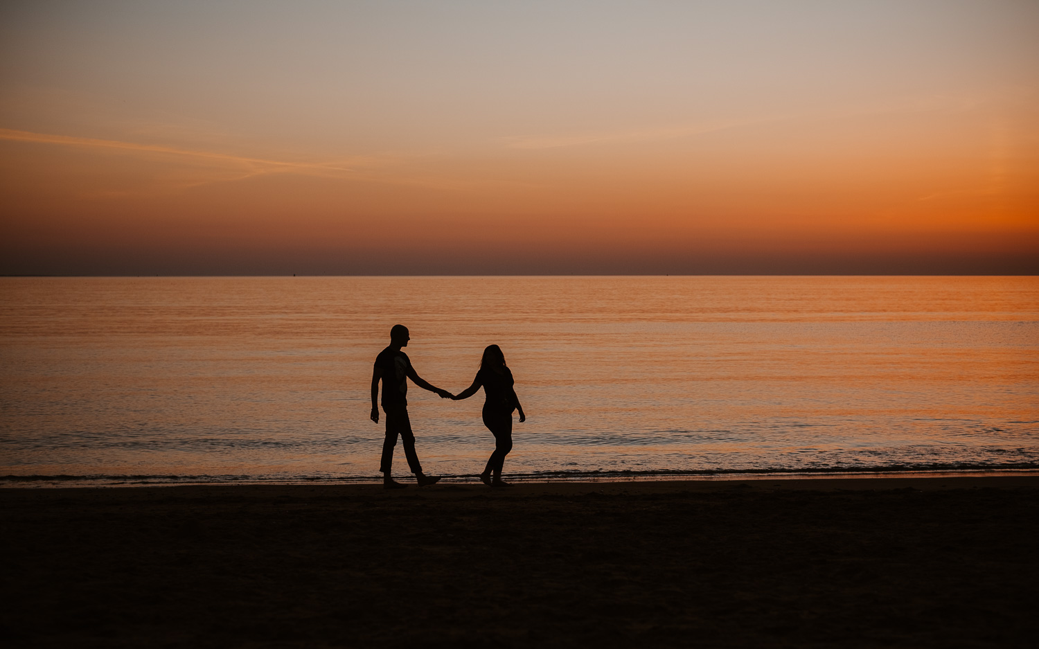Séance photo grossesse coucher soleil bord de mer à Pornic