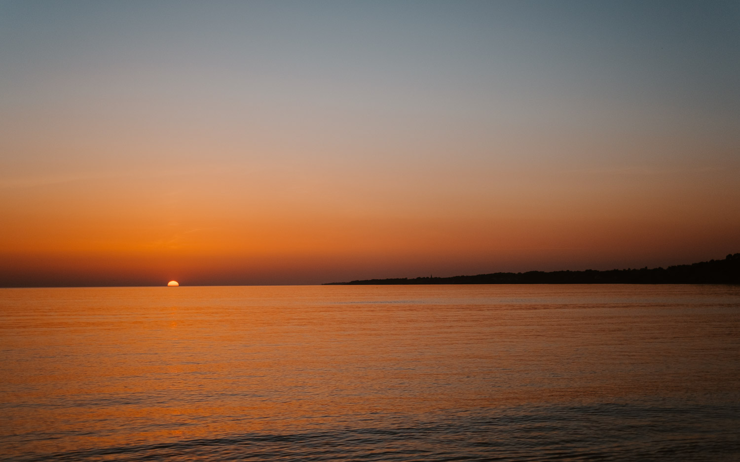 Séance photo grossesse coucher soleil bord de mer à Pornic