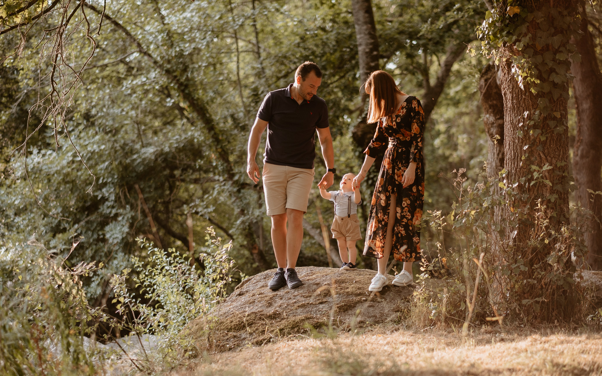 Séance photo de famille parents enfant en extérieur, en été à Clisson par Geoffrey Arnoldy photographe