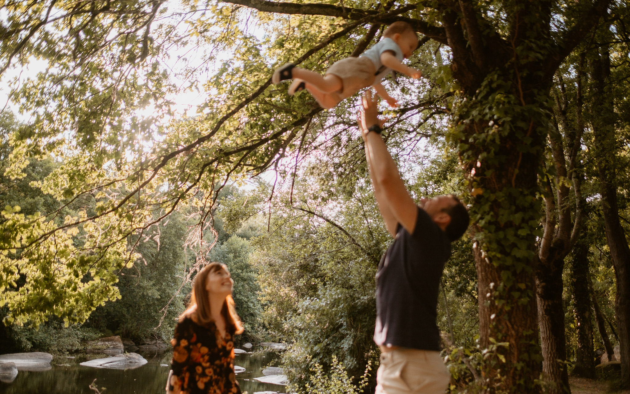 Séance photo de famille parents enfant en extérieur, en été à Clisson par Geoffrey Arnoldy photographe