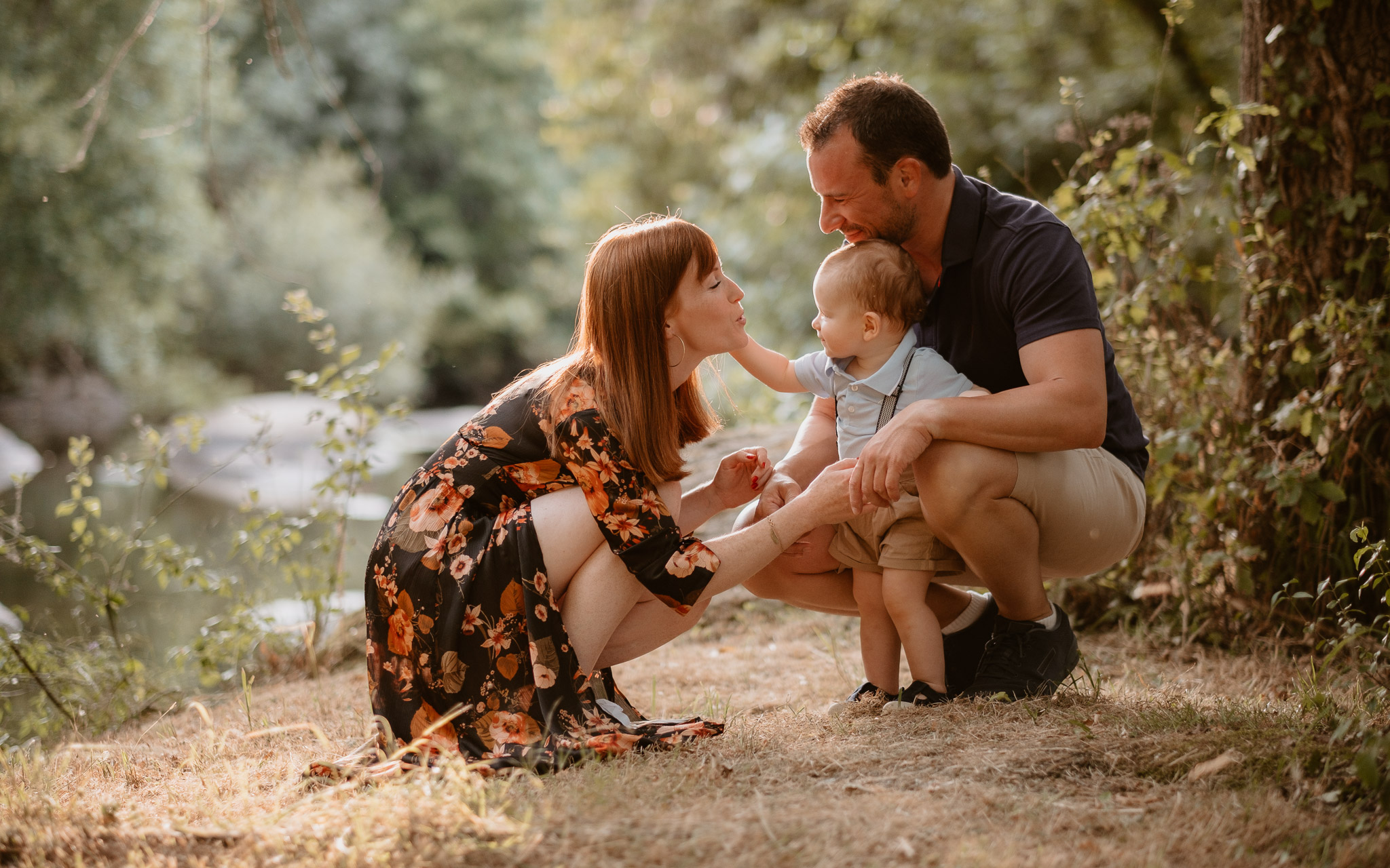 Séance photo de famille parents enfant en extérieur, en été à Clisson par Geoffrey Arnoldy photographe