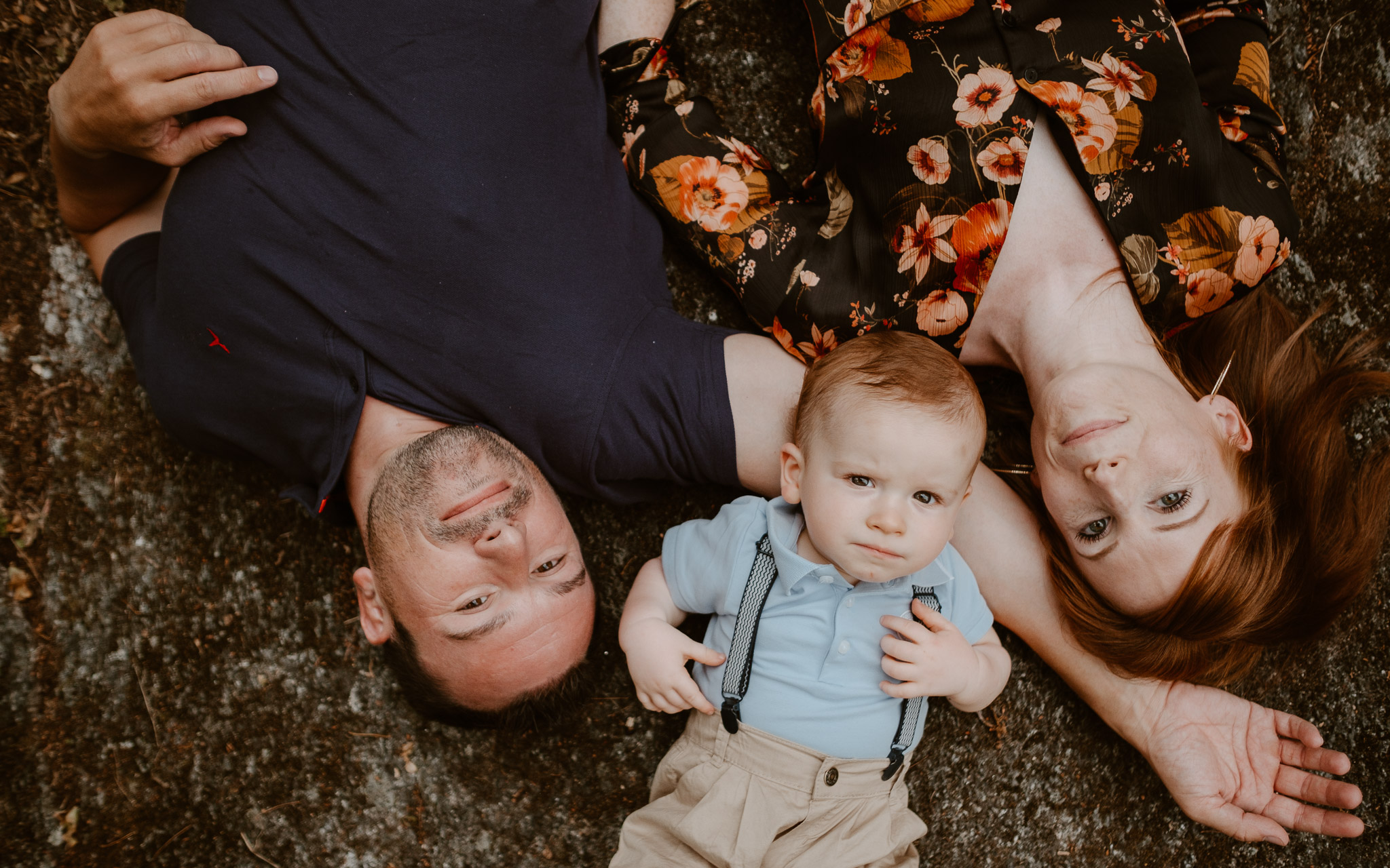 Séance photo de famille parents enfant en extérieur, en été à Clisson par Geoffrey Arnoldy photographe