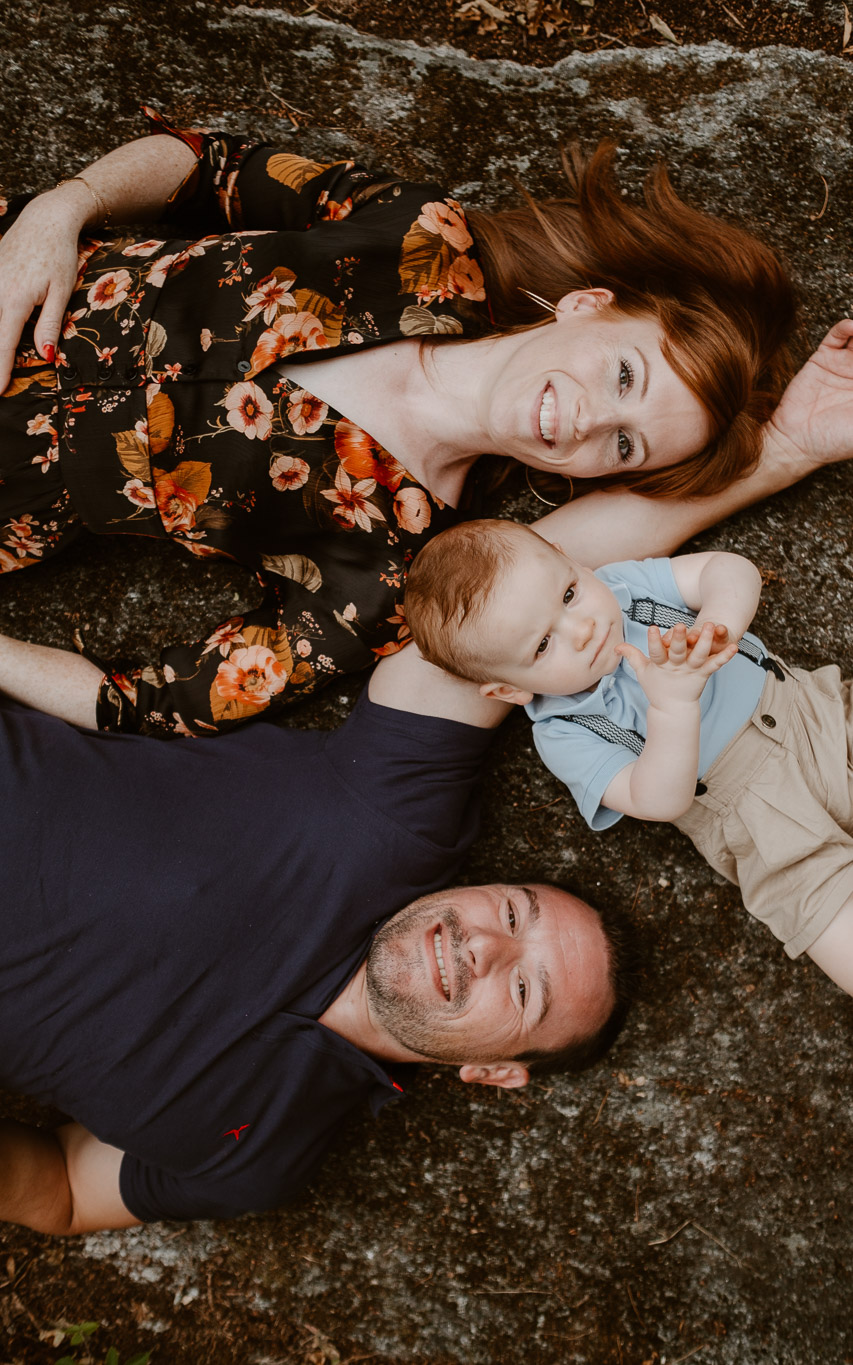 Séance photo de famille parents enfant en extérieur, en été à Clisson par Geoffrey Arnoldy photographe