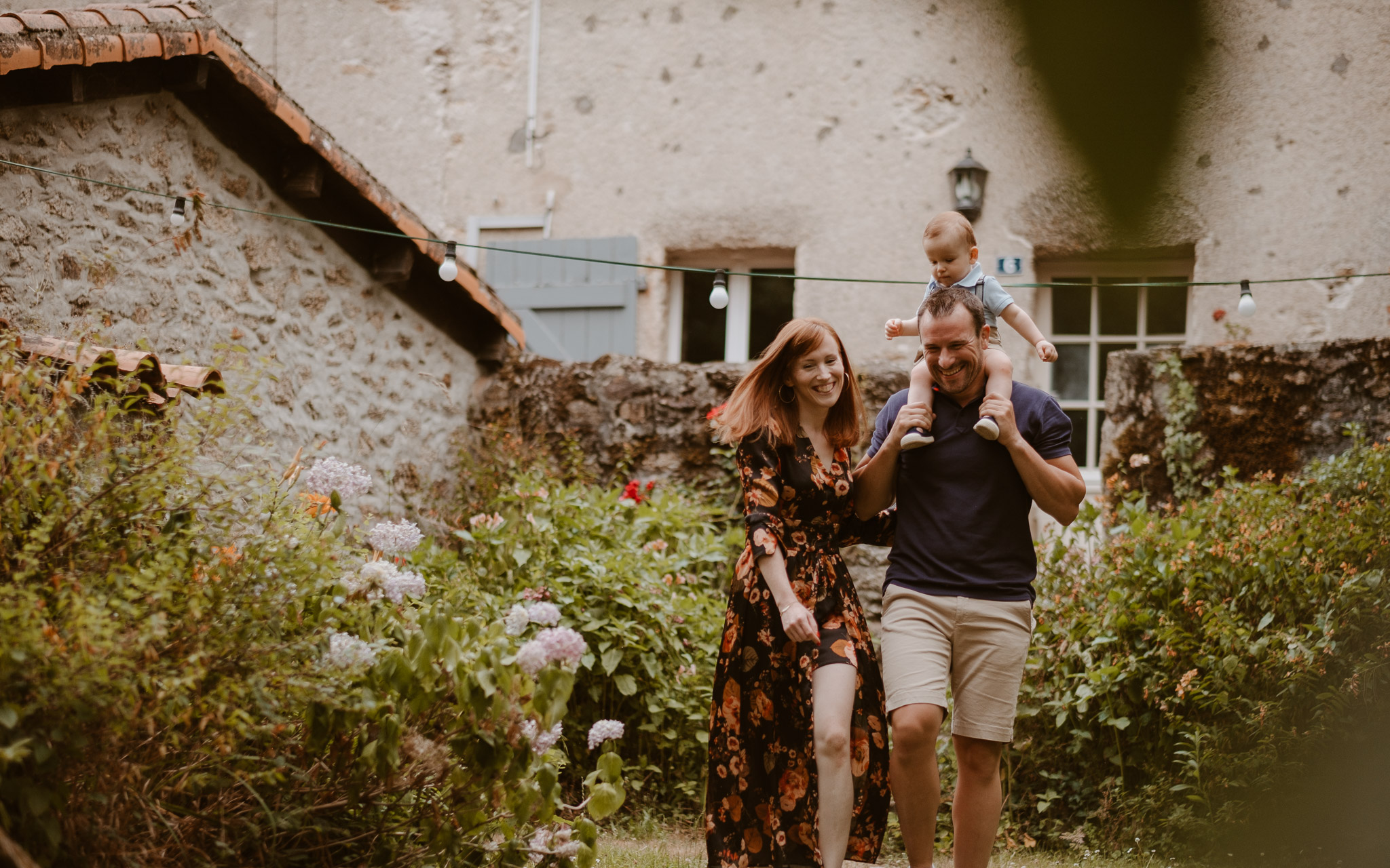 Séance photo de famille parents enfant en extérieur, en été à Clisson par Geoffrey Arnoldy photographe