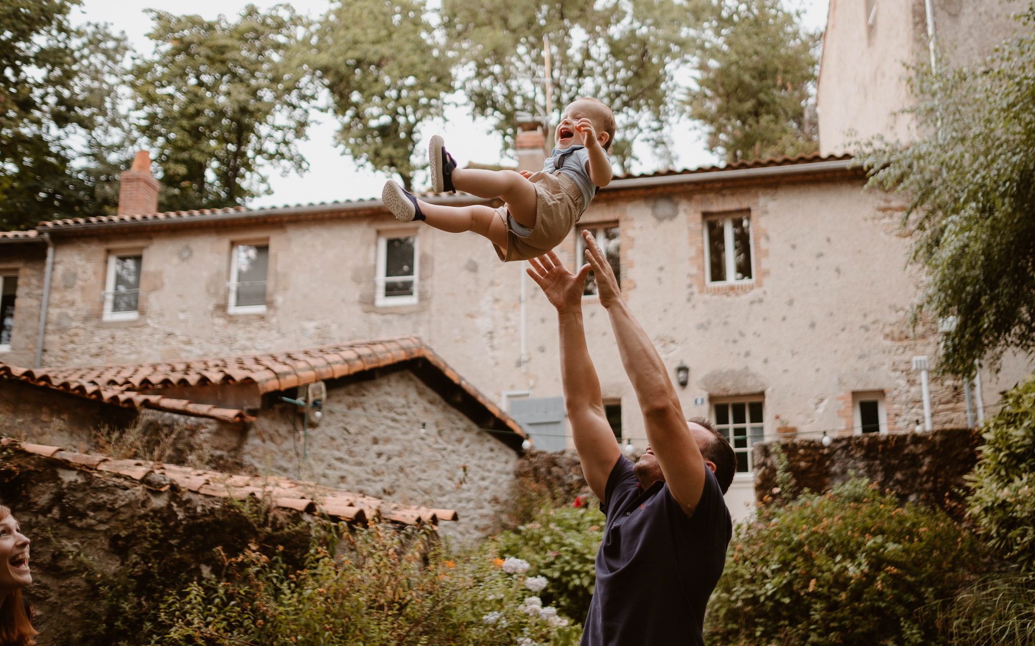 Séance photo de famille parents enfant en extérieur, en été à Clisson par Geoffrey Arnoldy photographe