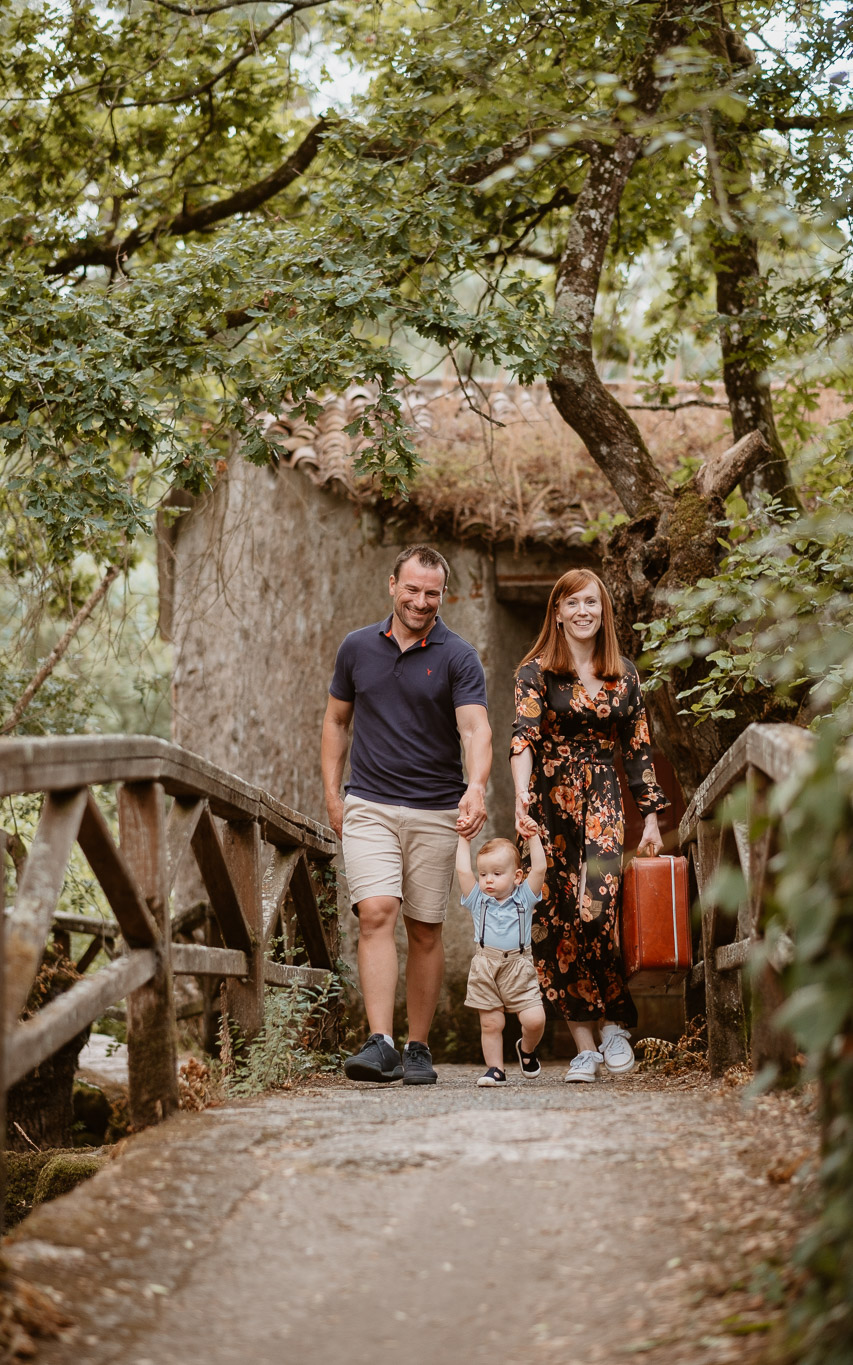 Séance photo de famille parents enfant en extérieur, en été à Clisson par Geoffrey Arnoldy photographe