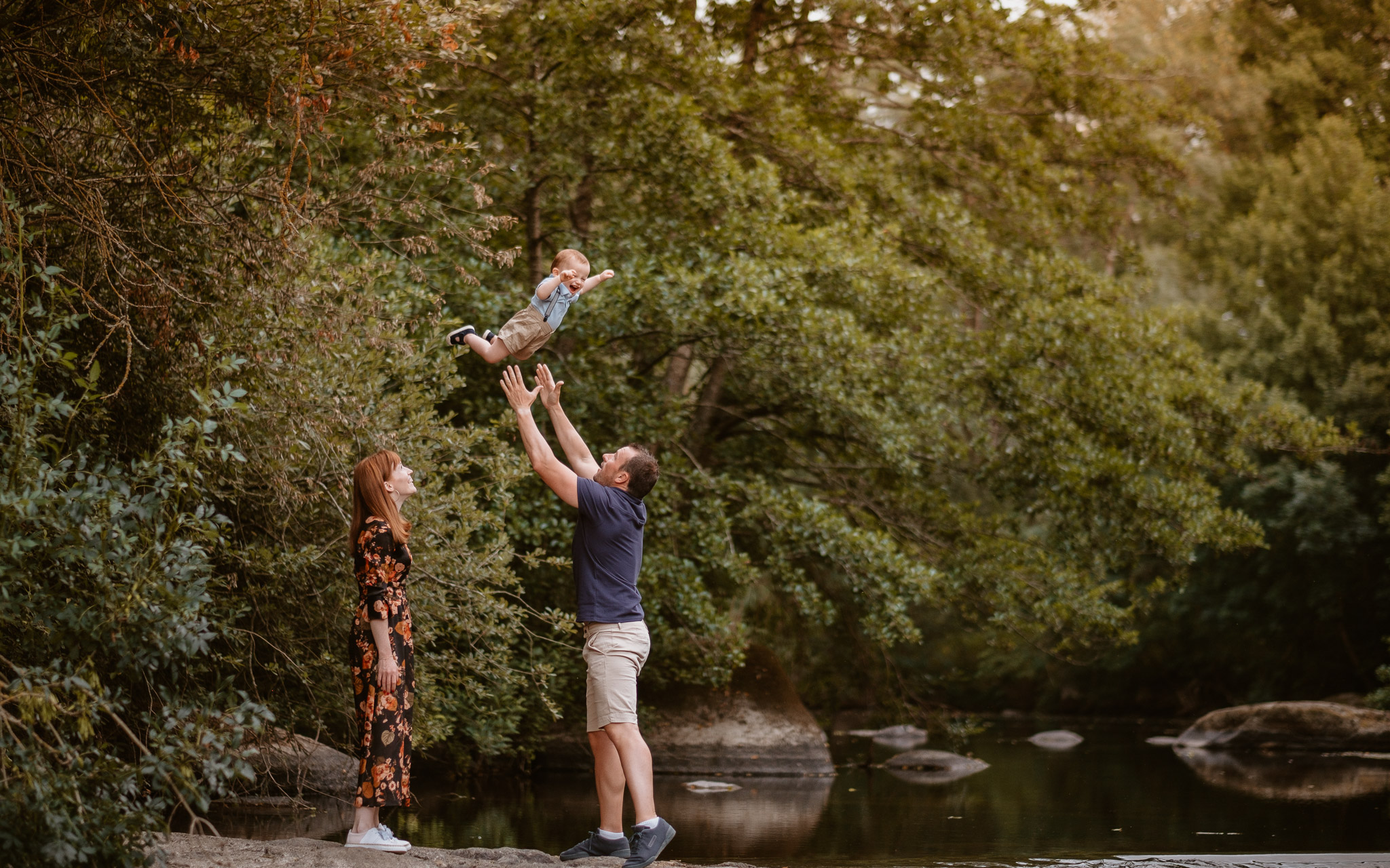 Séance photo de famille parents enfant en extérieur, en été à Clisson par Geoffrey Arnoldy photographe