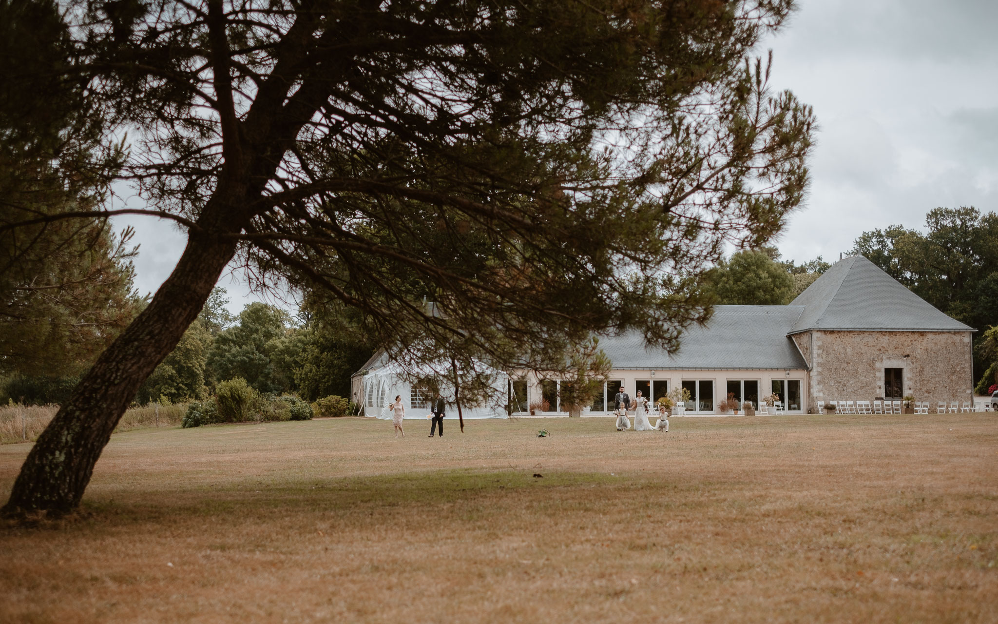 photographies d’un mariage bohème chic au Château de la Rousselière à Frossay