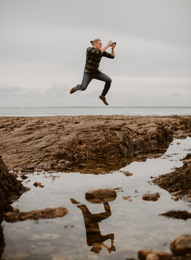 Saut du photographe Geoffrey Arnoldy sur la côte sauvage près de Nantes