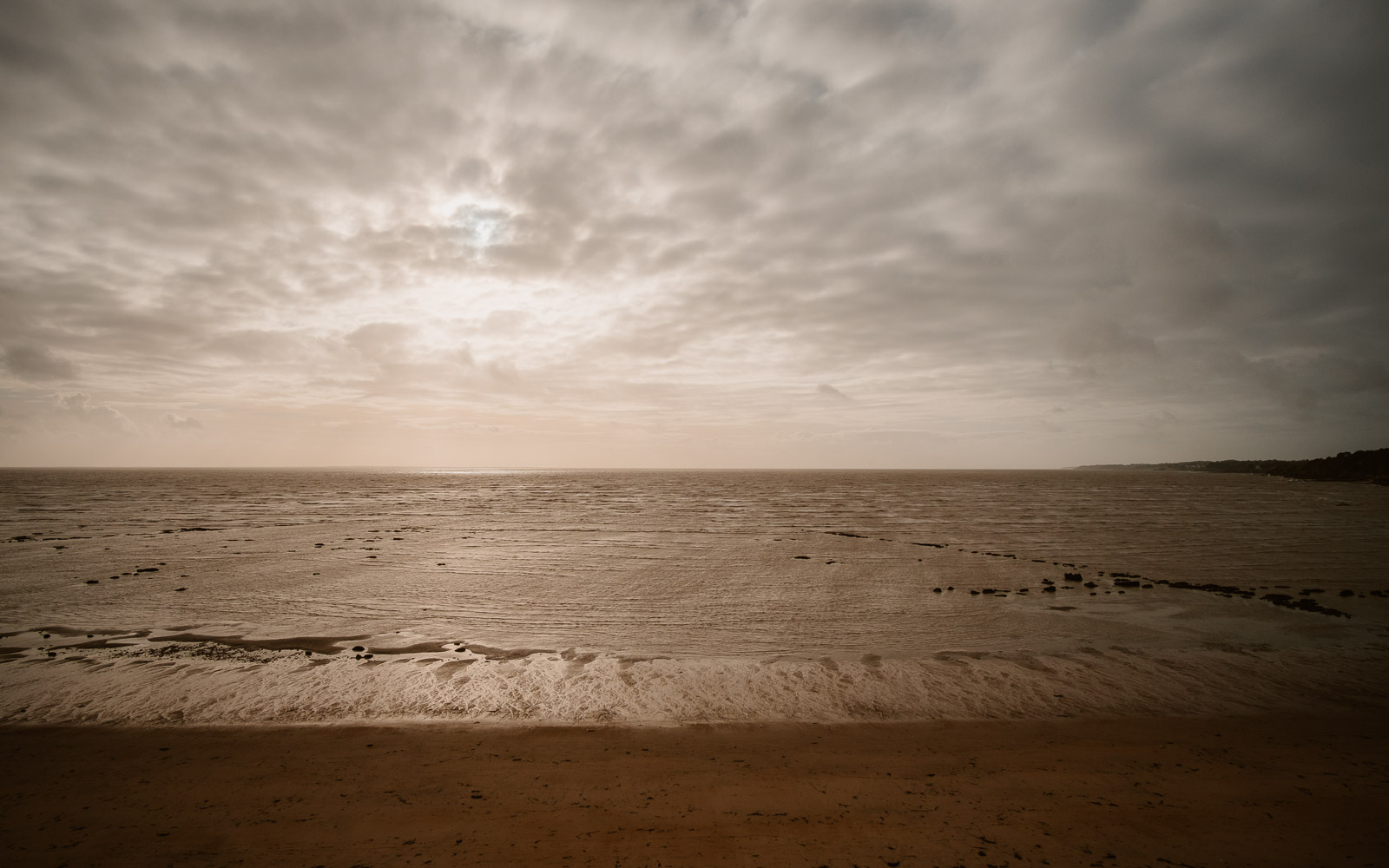 Séance photo de grossesse et futurs parents en extérieur, en automne en bord de mer sur la côte sauvage à Pornic par Geoffrey Arnoldy photographe