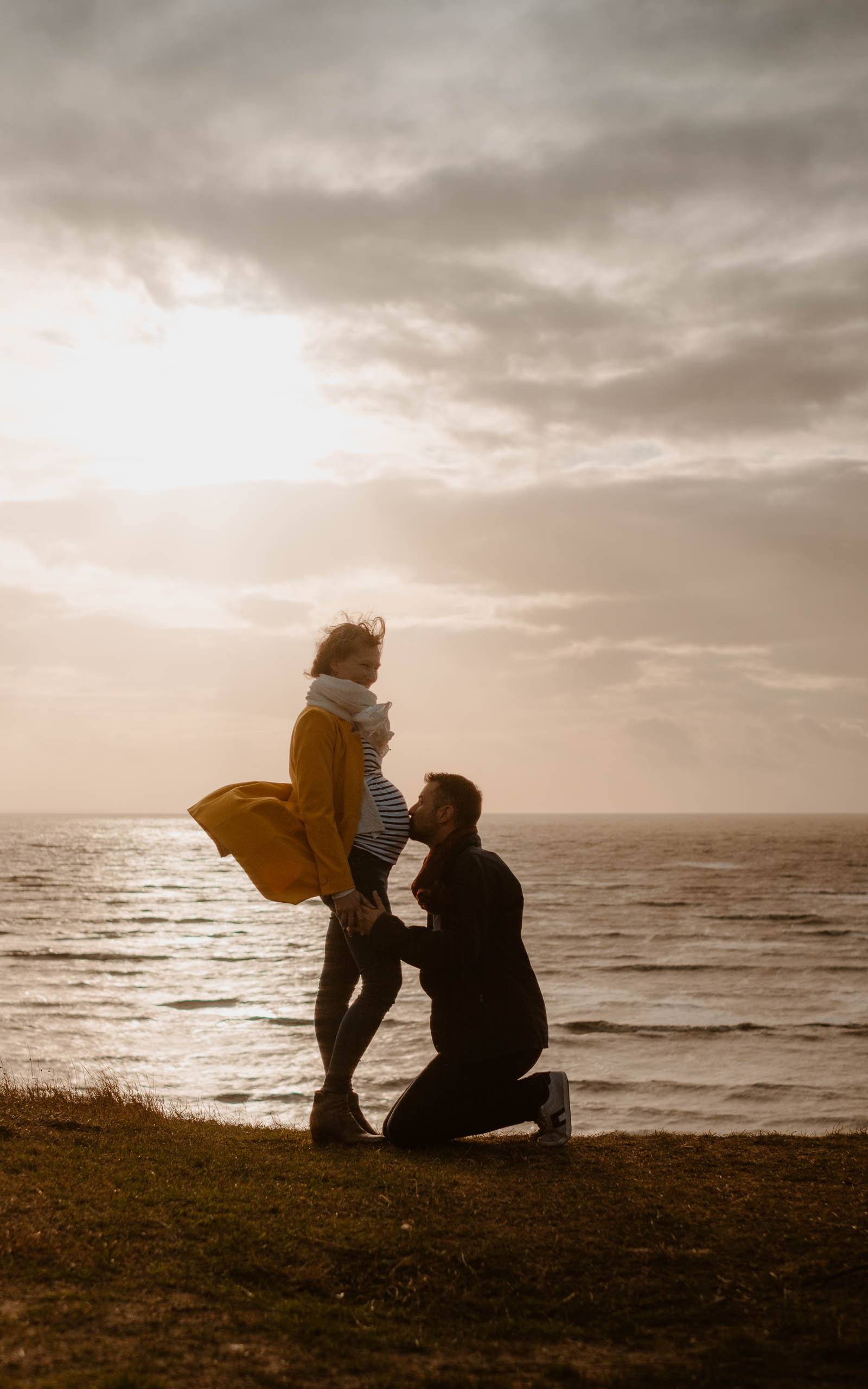 Séance photo de grossesse et futurs parents en extérieur, en automne en bord de mer sur la côte sauvage à Pornic par Geoffrey Arnoldy photographe