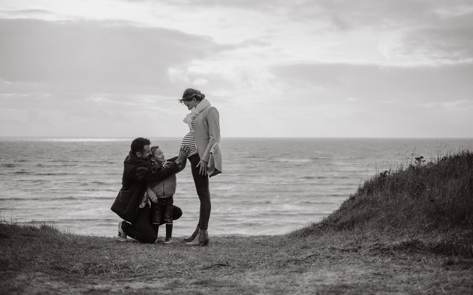 Séance photo de grossesse et futurs parents en extérieur, en automne en bord de mer sur la côte sauvage à Pornic par Geoffrey Arnoldy photographe