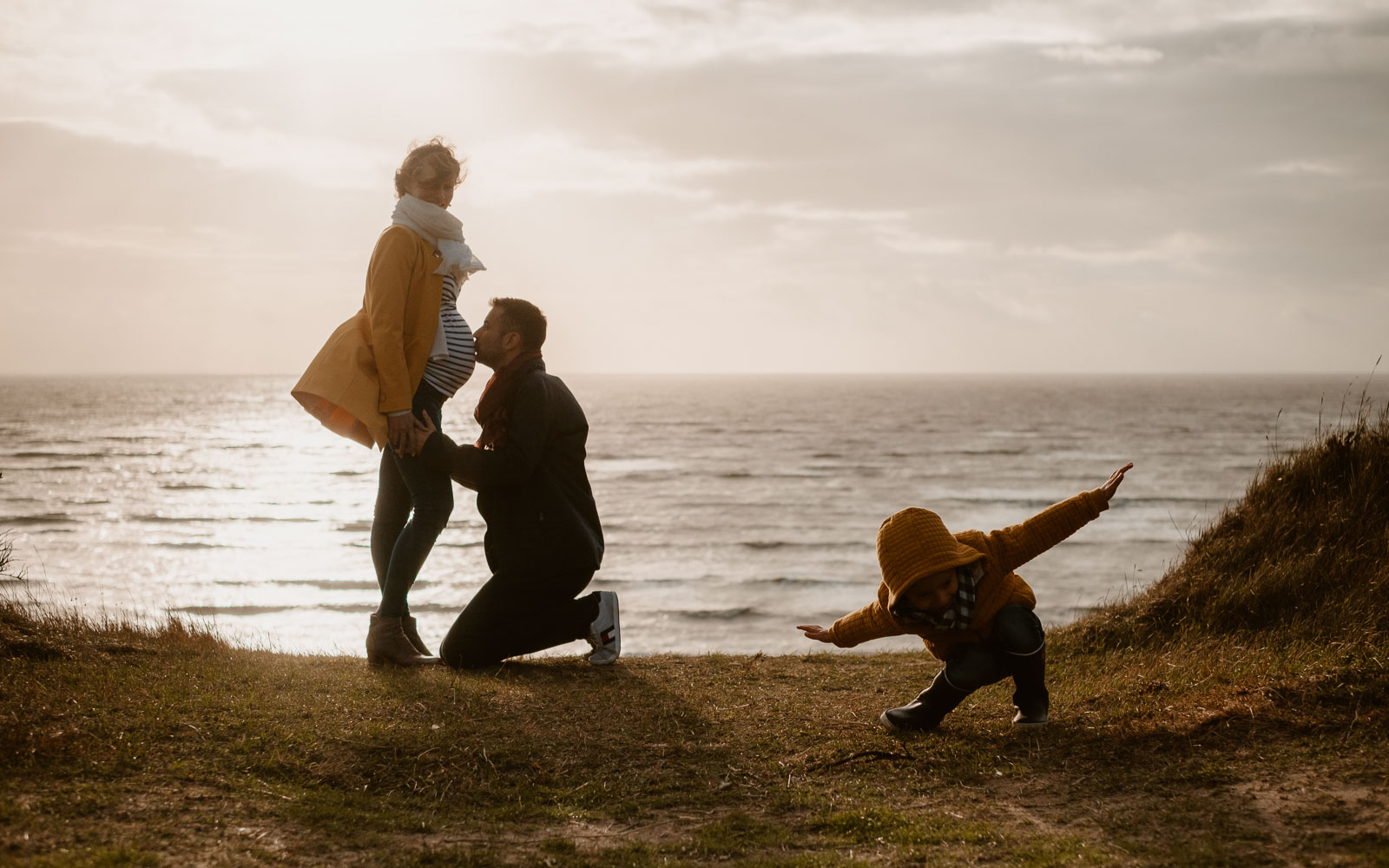 Séance photo de grossesse et futurs parents en extérieur, en automne en bord de mer sur la côte sauvage à Pornic par Geoffrey Arnoldy photographe