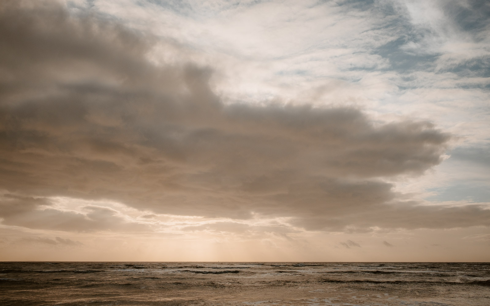 Séance photo de grossesse et futurs parents en extérieur, en automne en bord de mer sur la côte sauvage à Pornic par Geoffrey Arnoldy photographe