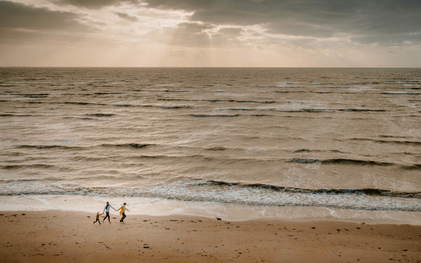 Reportage lifestyle en famille et en extérieur, en pleine nature en bord de mer à Pornic en Pays de la Loire par Geoffrey Arnoldy photographe