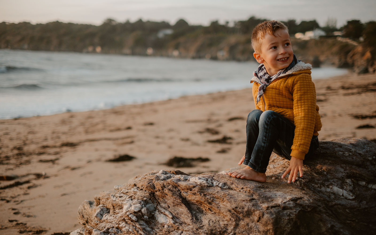 Reportage lifestyle en famille et en extérieur, en pleine nature en bord de mer à Pornic en Pays de la Loire par Geoffrey Arnoldy photographe