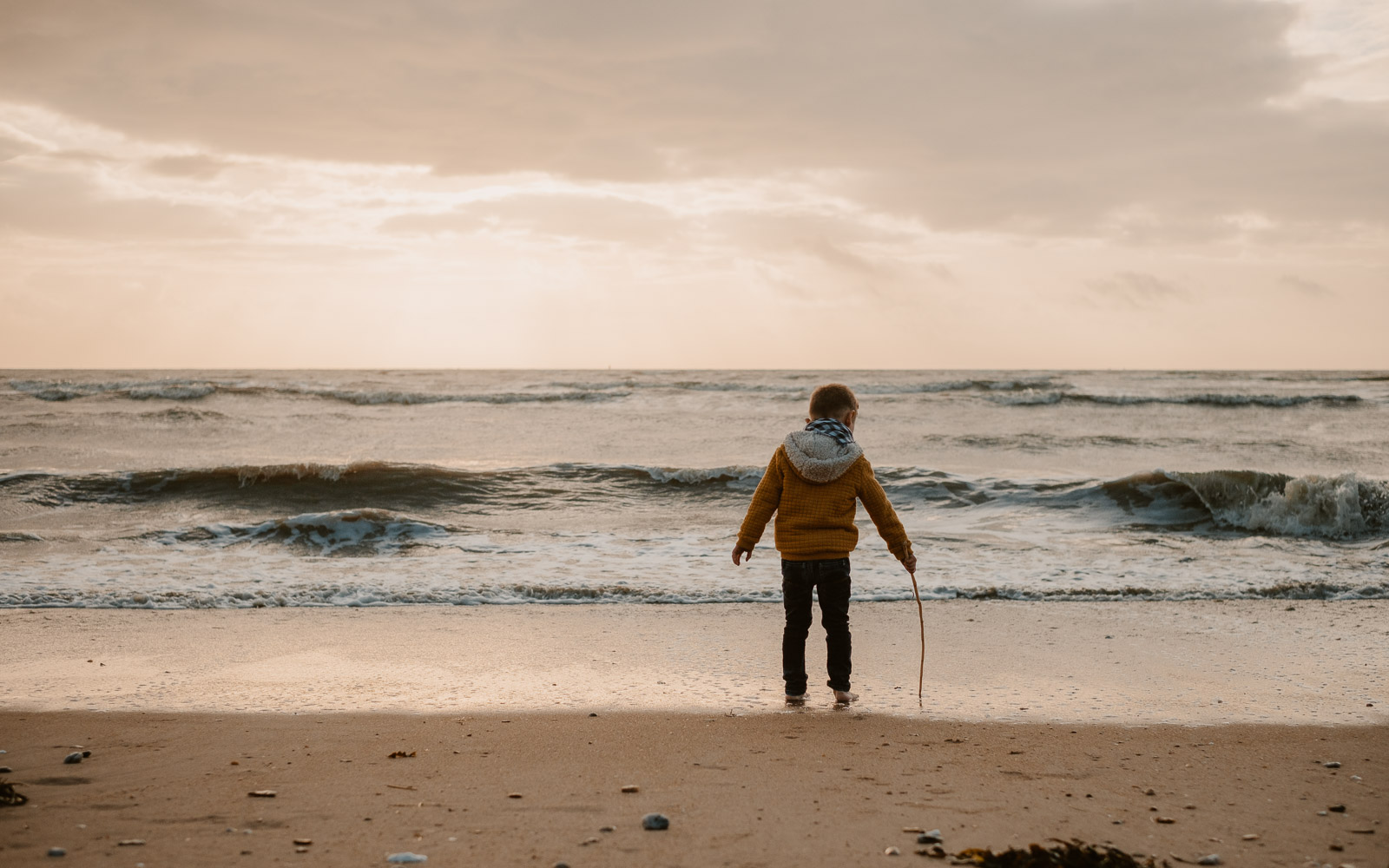 Reportage lifestyle en famille et en extérieur, en pleine nature en bord de mer à Pornic en Pays de la Loire par Geoffrey Arnoldy photographe