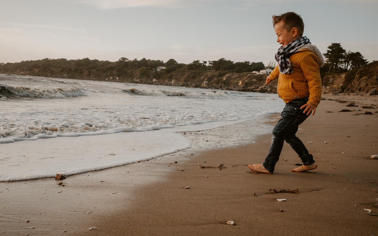 Reportage lifestyle en famille et en extérieur, en pleine nature en bord de mer à Pornic en Pays de la Loire par Geoffrey Arnoldy photographe