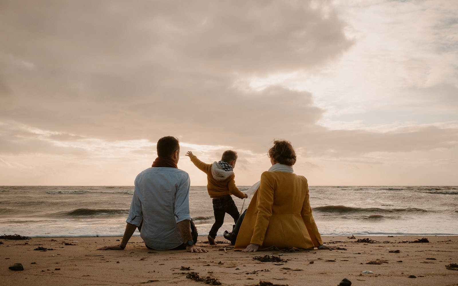 Reportage lifestyle en famille et en extérieur, en pleine nature en bord de mer à Pornic en Pays de la Loire par Geoffrey Arnoldy photographe