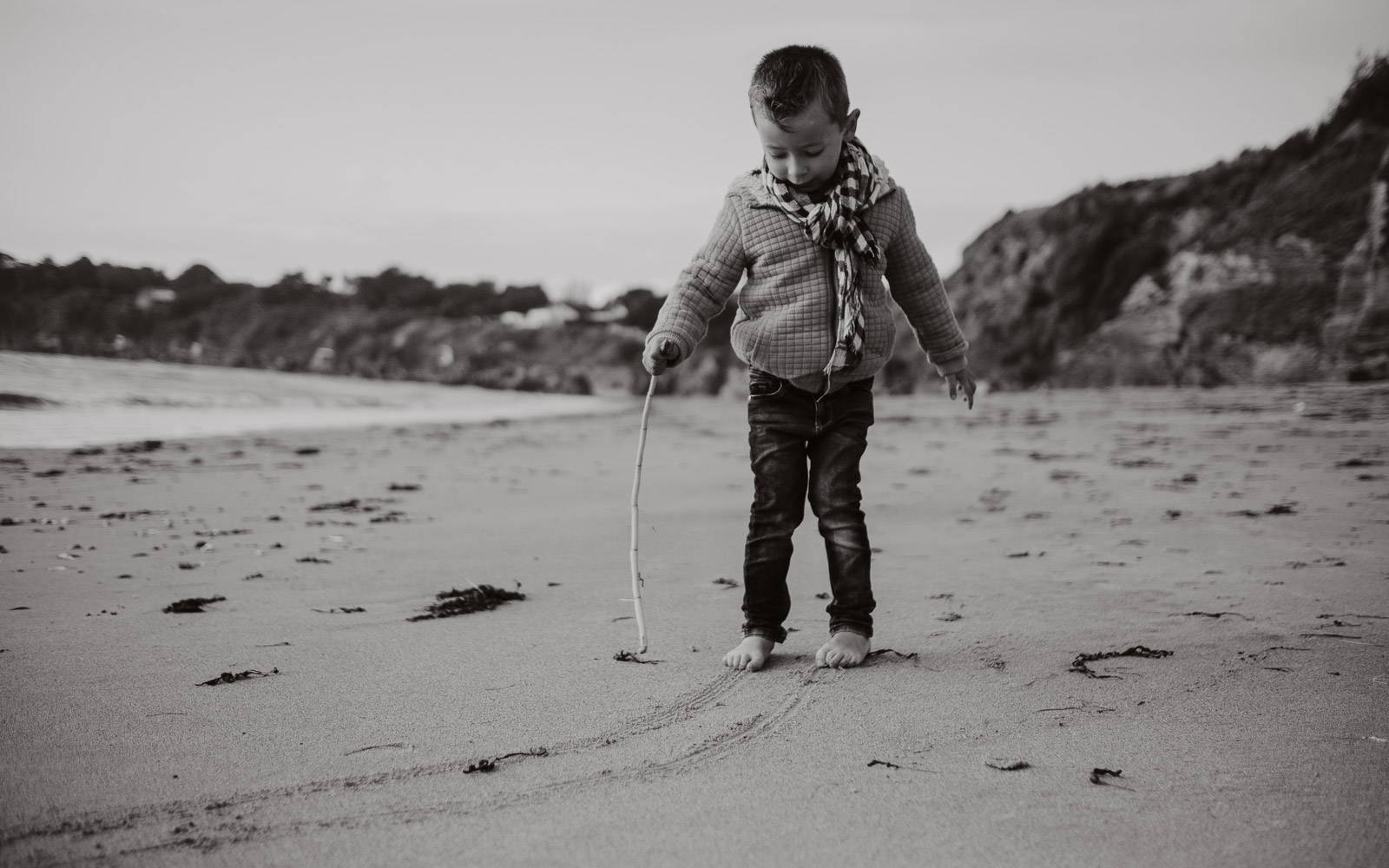 Séance photo lifestyle de famille parents enfant en extérieur, en automne en bord de mer à Pornic par Geoffrey Arnoldy photographe