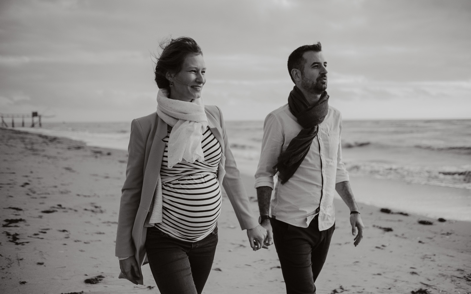 Séance photo lifestyle de famille parents enfant en extérieur, en automne en bord de mer à Pornic par Geoffrey Arnoldy photographe