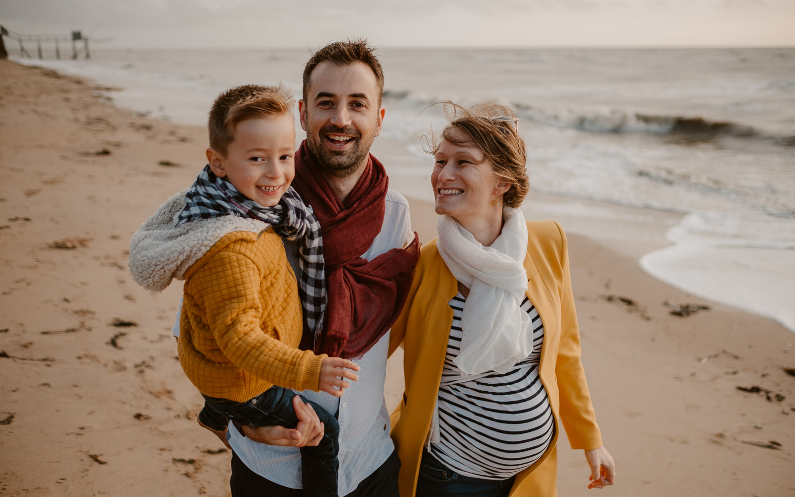 Séance photo lifestyle de famille parents enfant en extérieur, en automne en bord de mer à Pornic par Geoffrey Arnoldy photographe