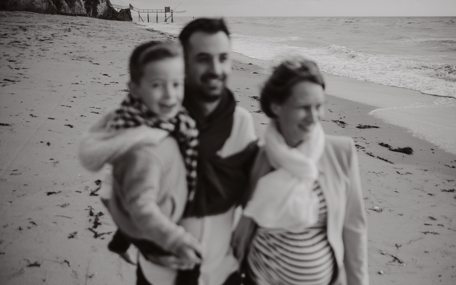 Séance photo lifestyle de famille parents enfant en extérieur, en automne en bord de mer à Pornic par Geoffrey Arnoldy photographe