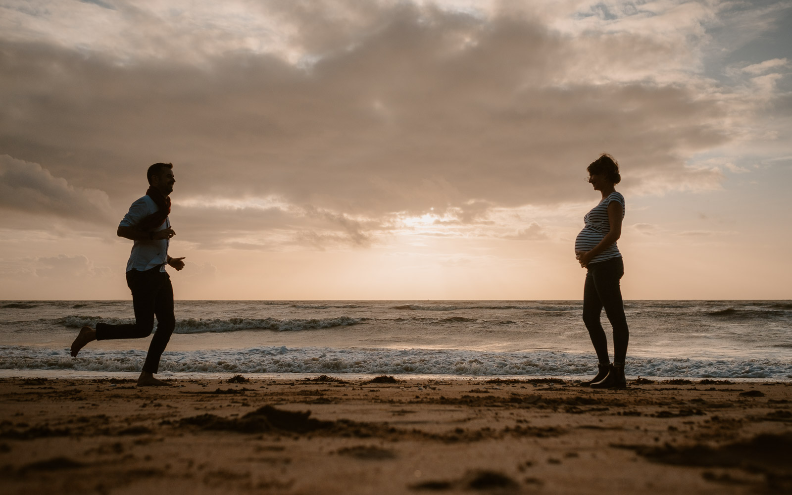 Séance photo de grossesse et futurs parents en extérieur, en automne en bord de mer sur la côte sauvage à Pornic par Geoffrey Arnoldy photographe