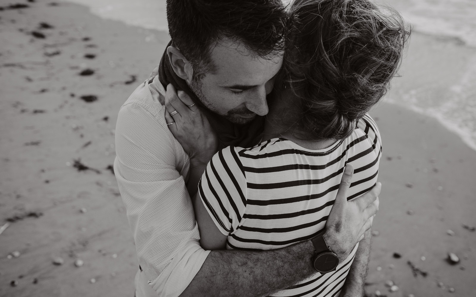 Séance photo de grossesse et futurs parents en extérieur, en automne en bord de mer sur la côte sauvage à Pornic par Geoffrey Arnoldy photographe