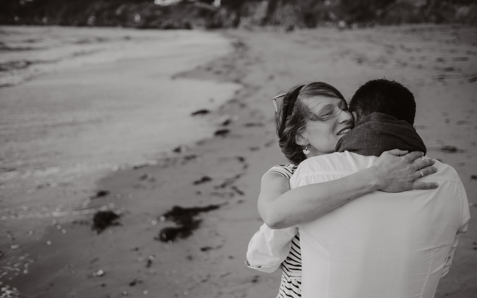 Séance photo de grossesse et futurs parents en extérieur, en automne en bord de mer sur la côte sauvage à Pornic par Geoffrey Arnoldy photographe