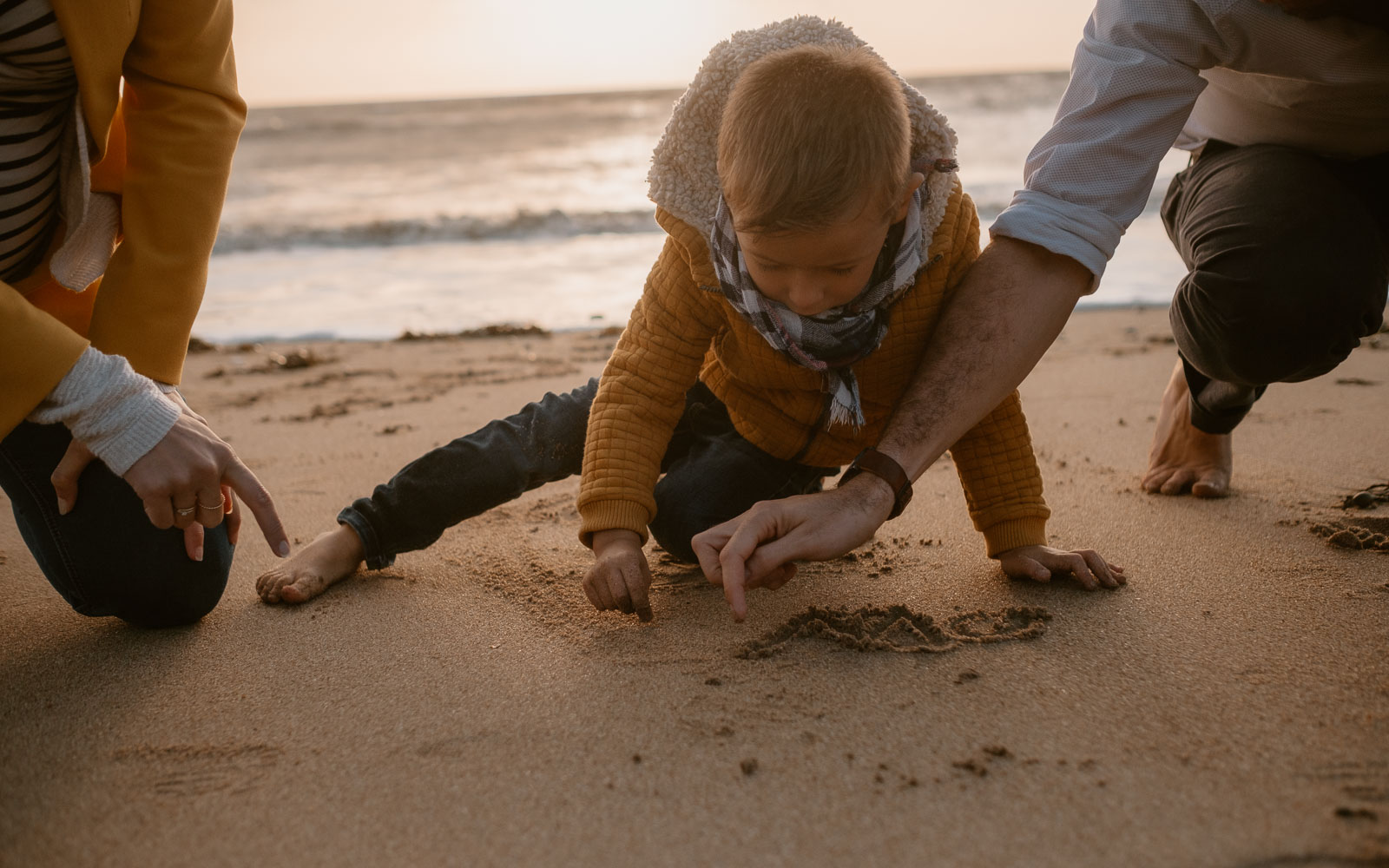 Séance photo de grossesse et futurs parents en extérieur, en automne en bord de mer sur la côte sauvage à Pornic par Geoffrey Arnoldy photographe