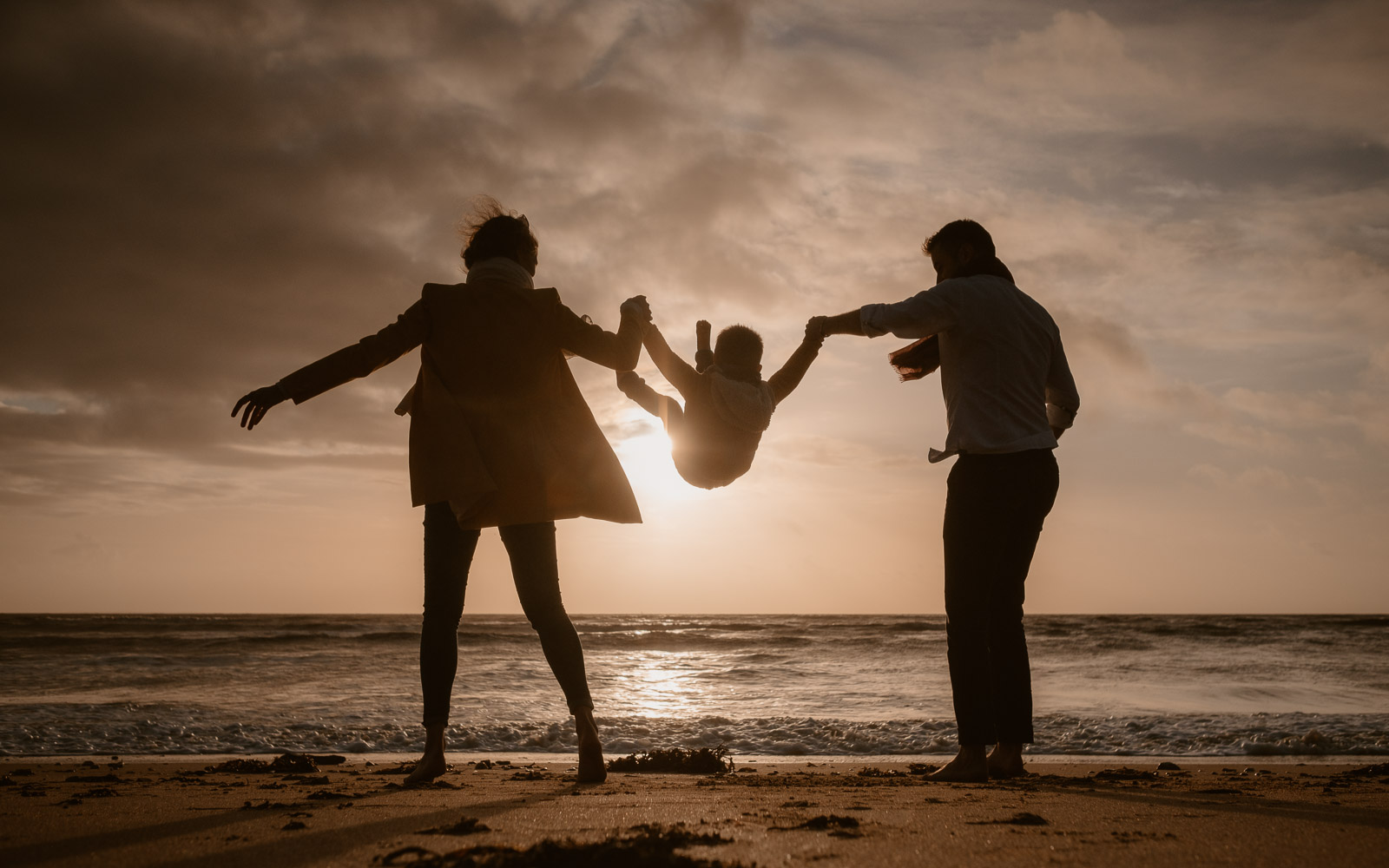 Reportage lifestyle en famille et en extérieur, en pleine nature en bord de mer à Pornic en Pays de la Loire par Geoffrey Arnoldy photographe