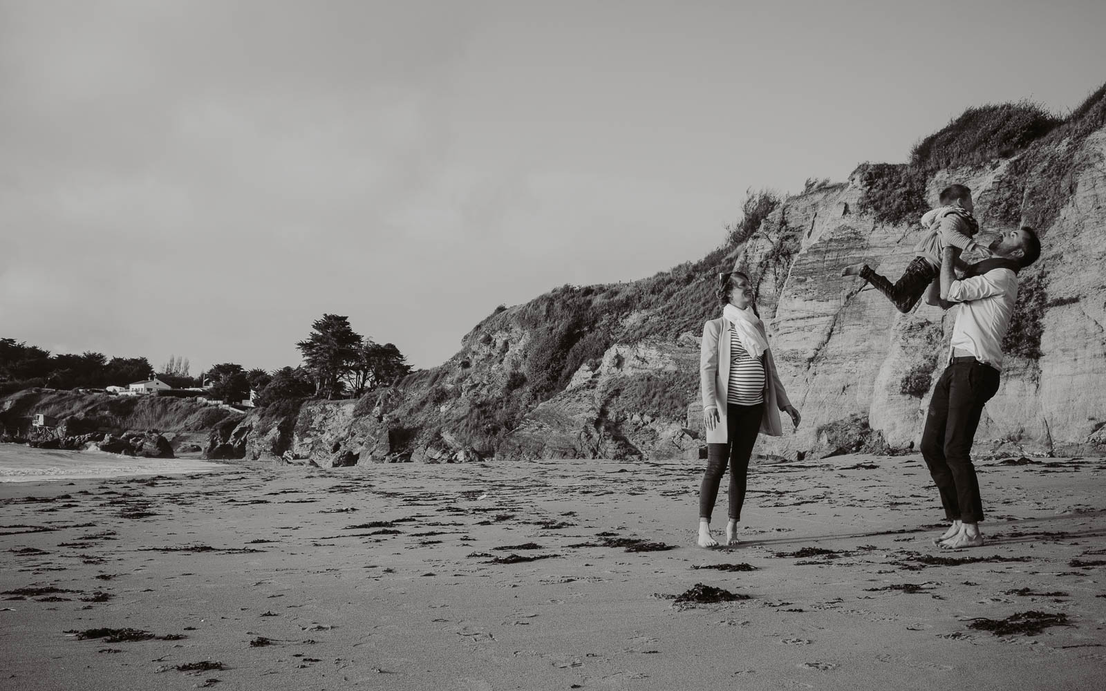 Reportage lifestyle en famille et en extérieur, en pleine nature en bord de mer à Pornic en Pays de la Loire par Geoffrey Arnoldy photographe