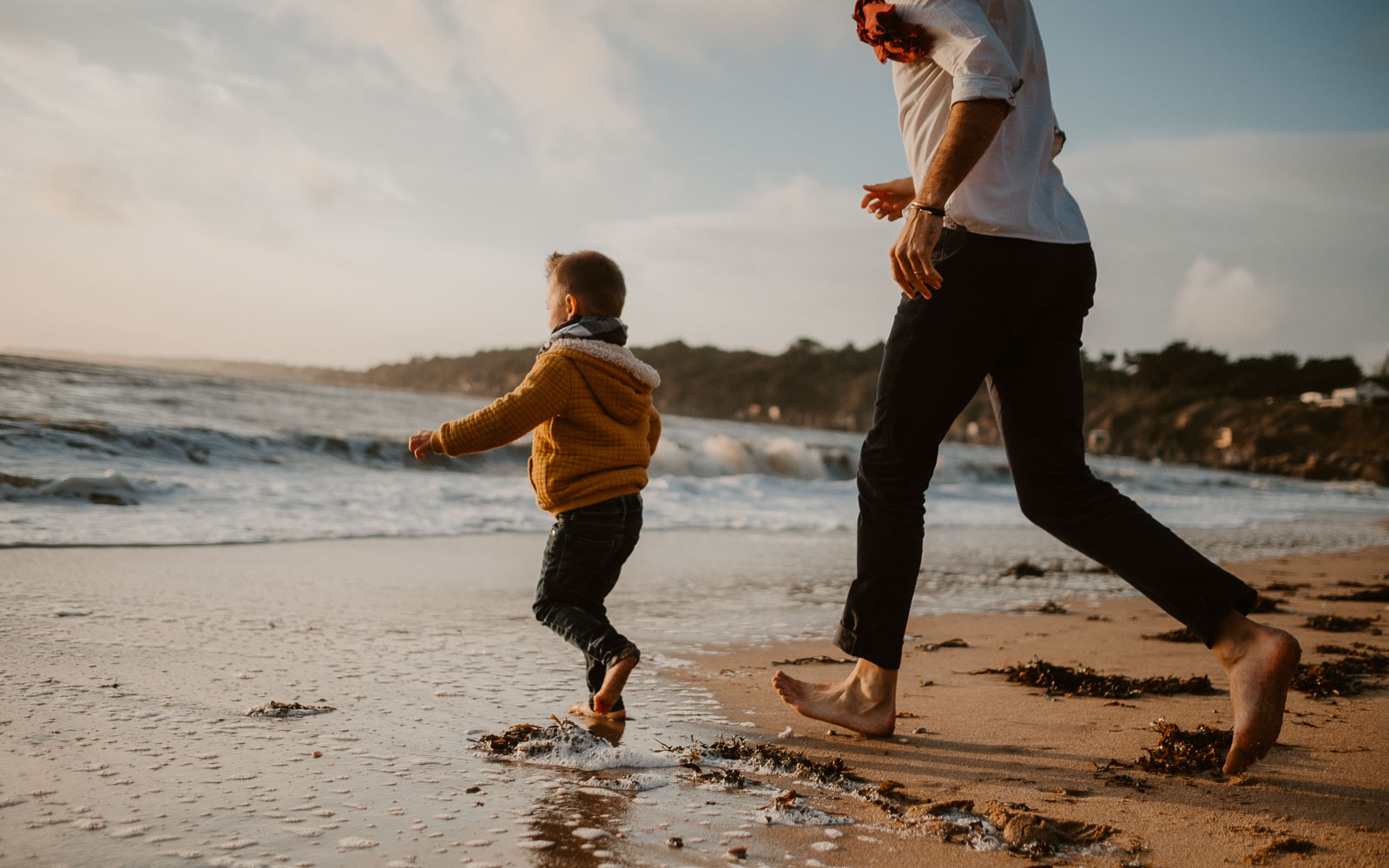 Reportage lifestyle en famille et en extérieur, en pleine nature en bord de mer à Pornic en Pays de la Loire par Geoffrey Arnoldy photographe