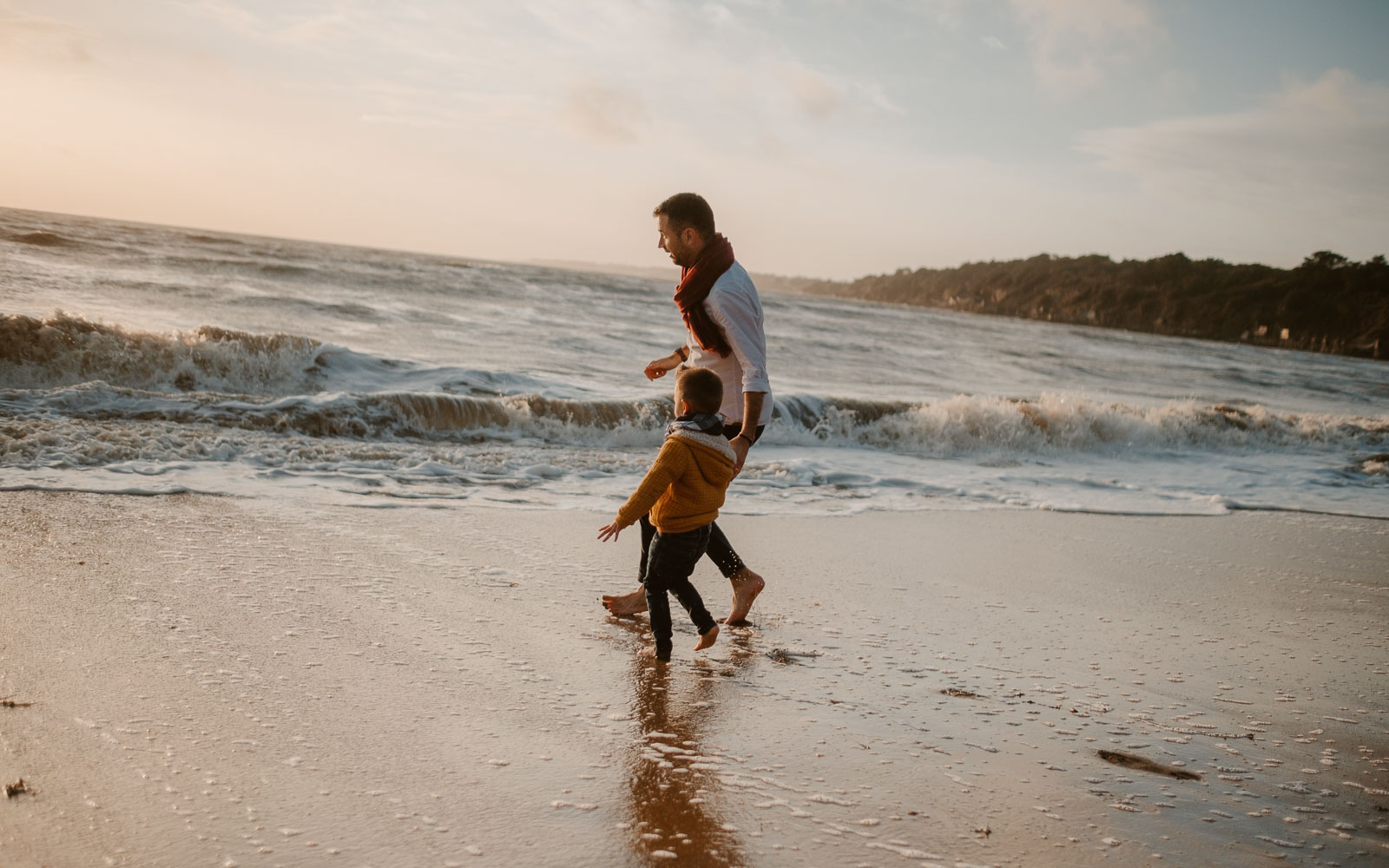 Reportage lifestyle en famille et en extérieur, en pleine nature en bord de mer à Pornic en Pays de la Loire par Geoffrey Arnoldy photographe