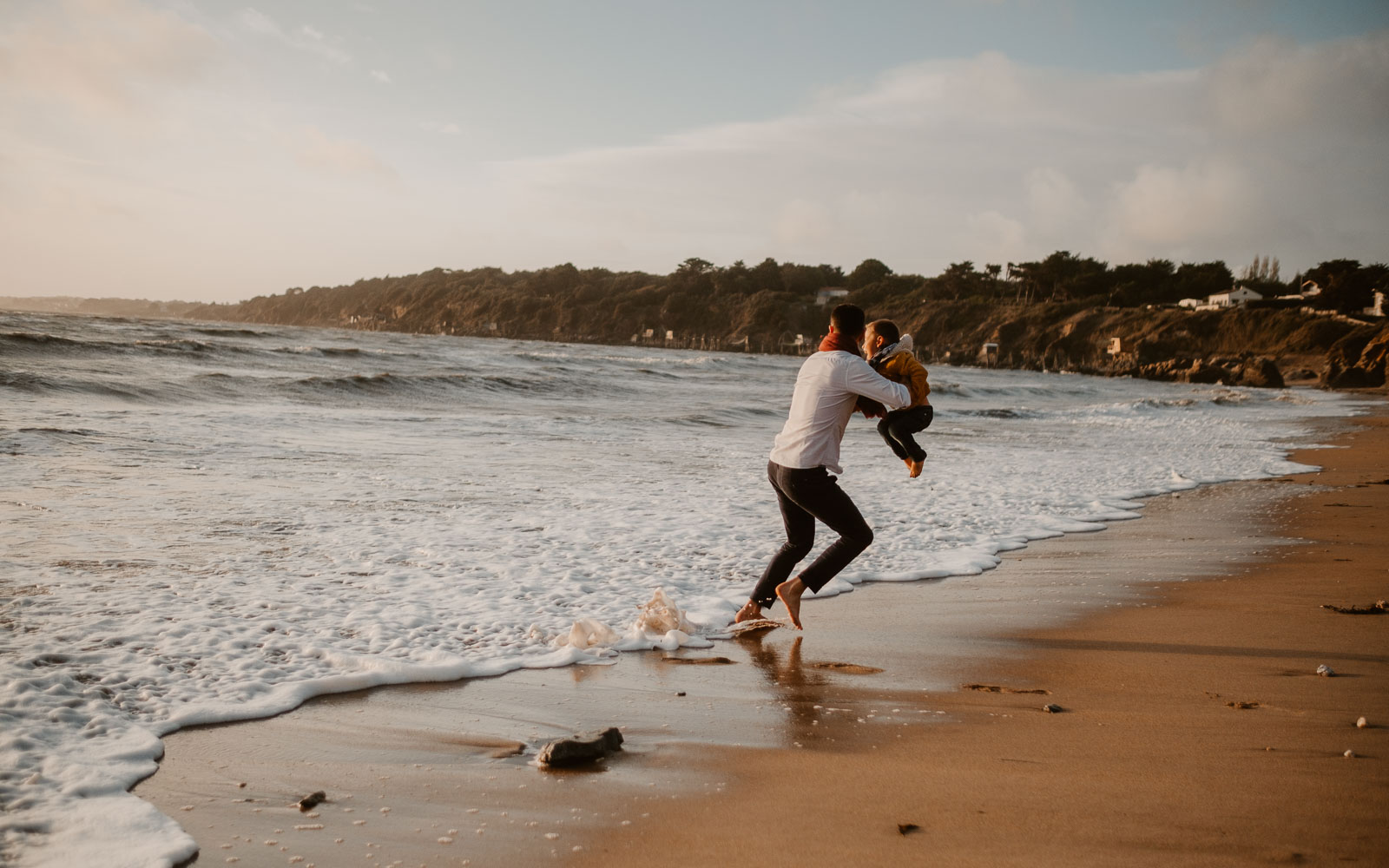 Reportage lifestyle en famille et en extérieur, en pleine nature en bord de mer à Pornic en Pays de la Loire par Geoffrey Arnoldy photographe