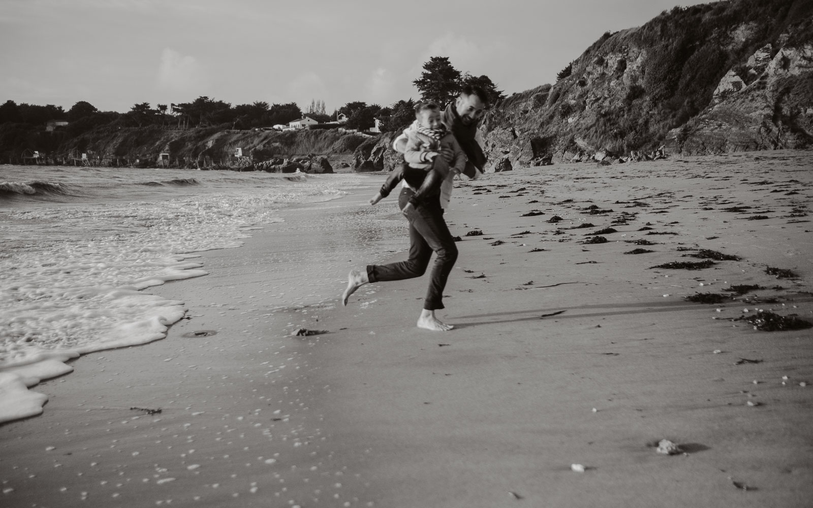 Reportage lifestyle en famille et en extérieur, en pleine nature en bord de mer à Pornic en Pays de la Loire par Geoffrey Arnoldy photographe