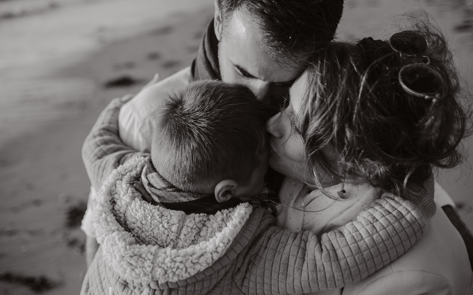 Reportage lifestyle en famille et en extérieur, en pleine nature en bord de mer à Pornic en Pays de la Loire par Geoffrey Arnoldy photographe