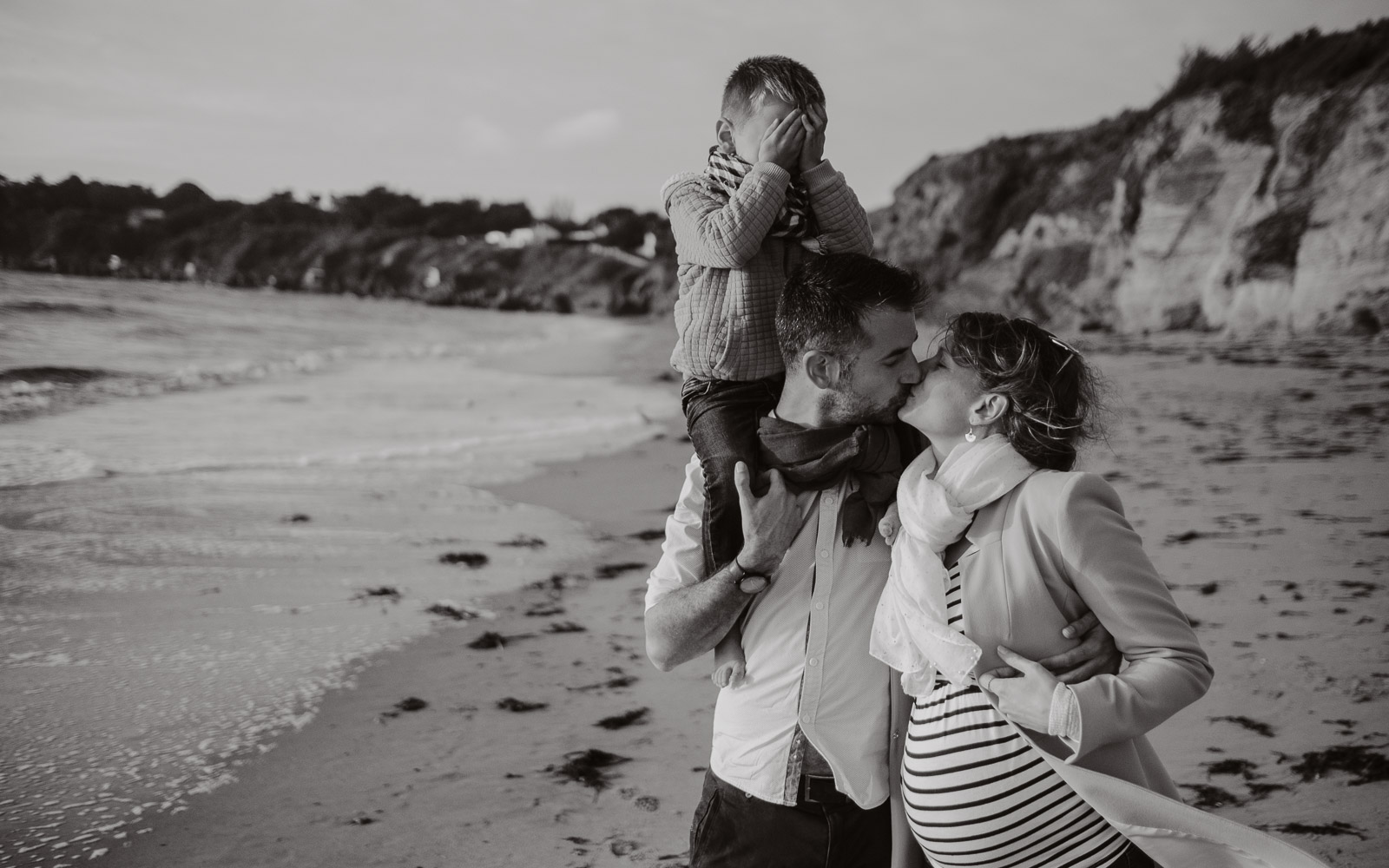 Reportage lifestyle en famille et en extérieur, en pleine nature en bord de mer à Pornic en Pays de la Loire par Geoffrey Arnoldy photographe