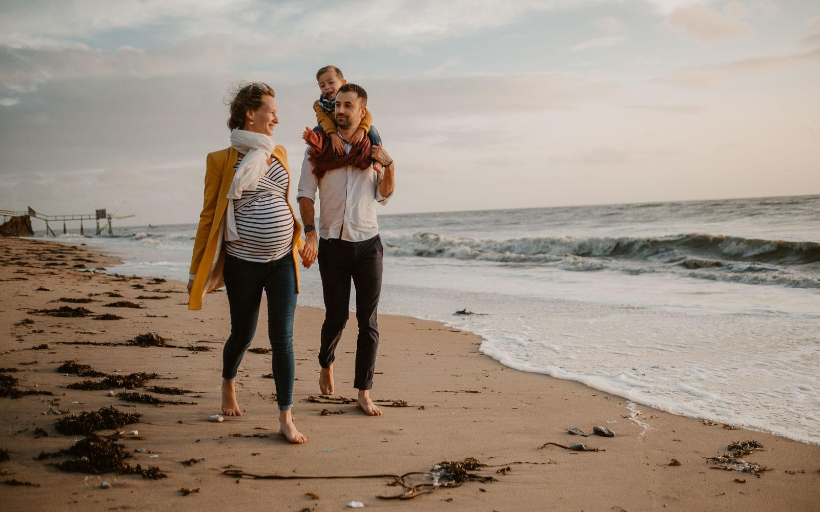 Séance photo de grossesse et futurs parents en extérieur, en automne en bord de mer sur la côte sauvage à Pornic par Geoffrey Arnoldy photographe