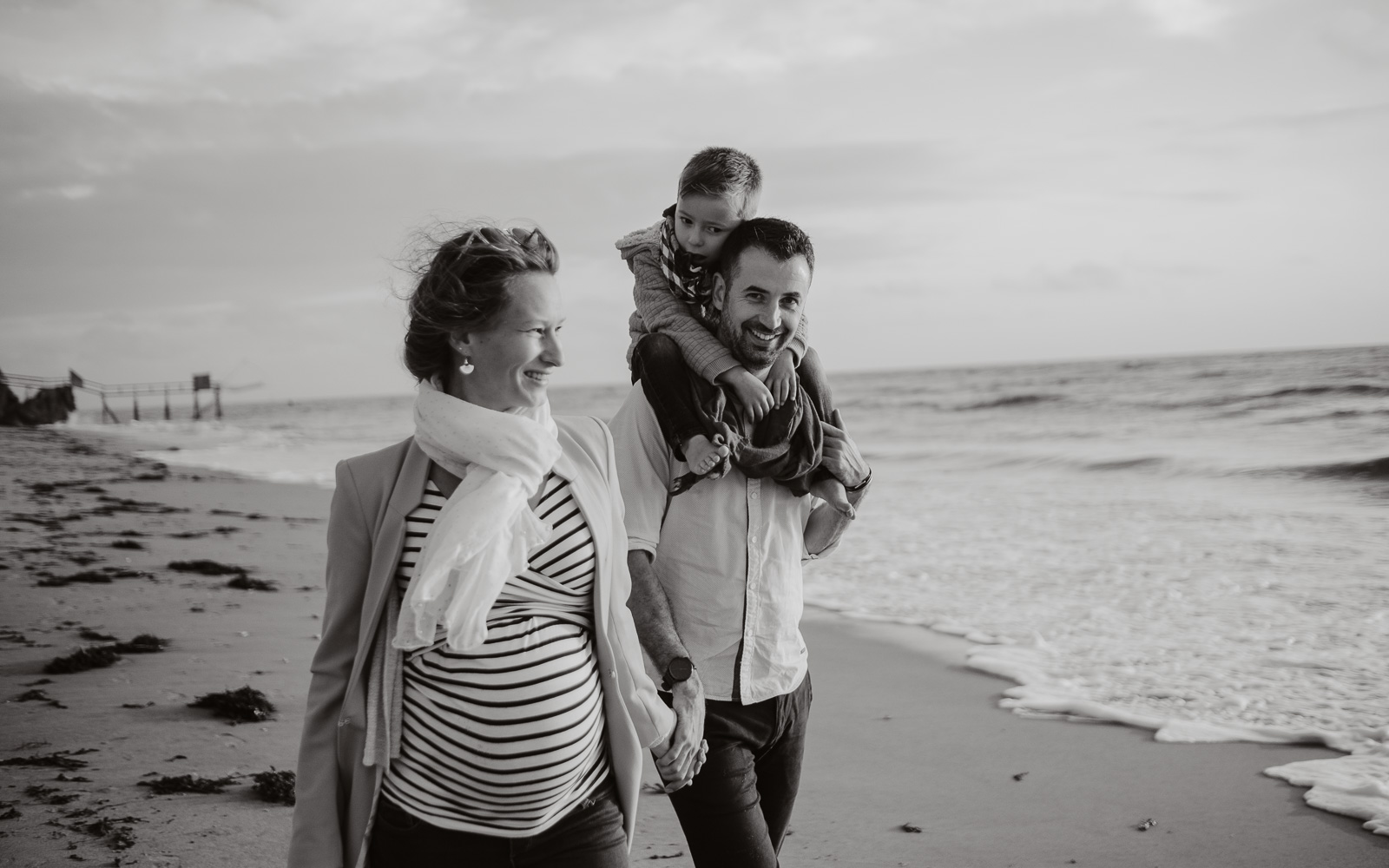 Séance photo de grossesse et futurs parents en extérieur, en automne en bord de mer sur la côte sauvage à Pornic par Geoffrey Arnoldy photographe