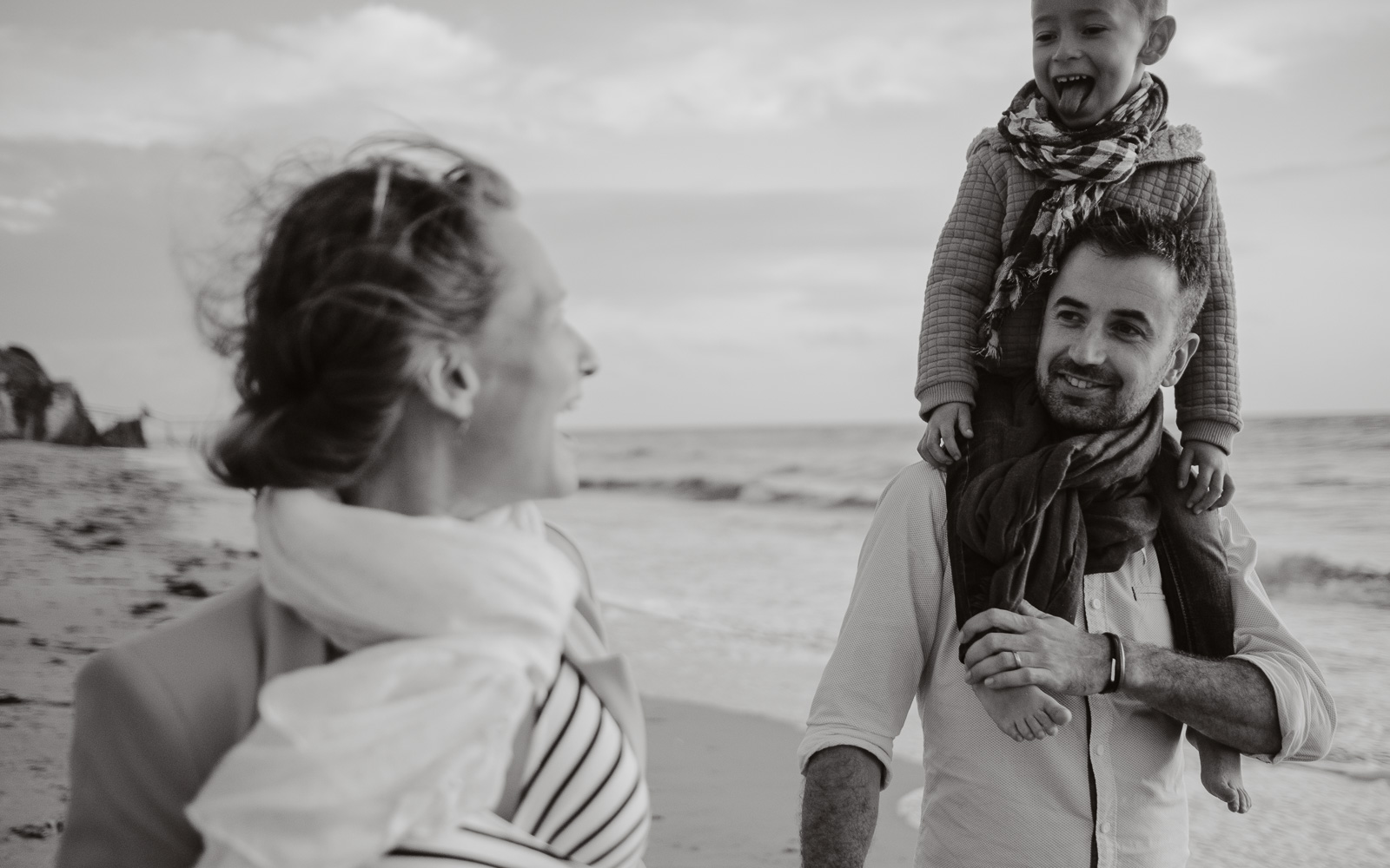 Séance photo de grossesse et futurs parents en extérieur, en automne en bord de mer sur la côte sauvage à Pornic par Geoffrey Arnoldy photographe