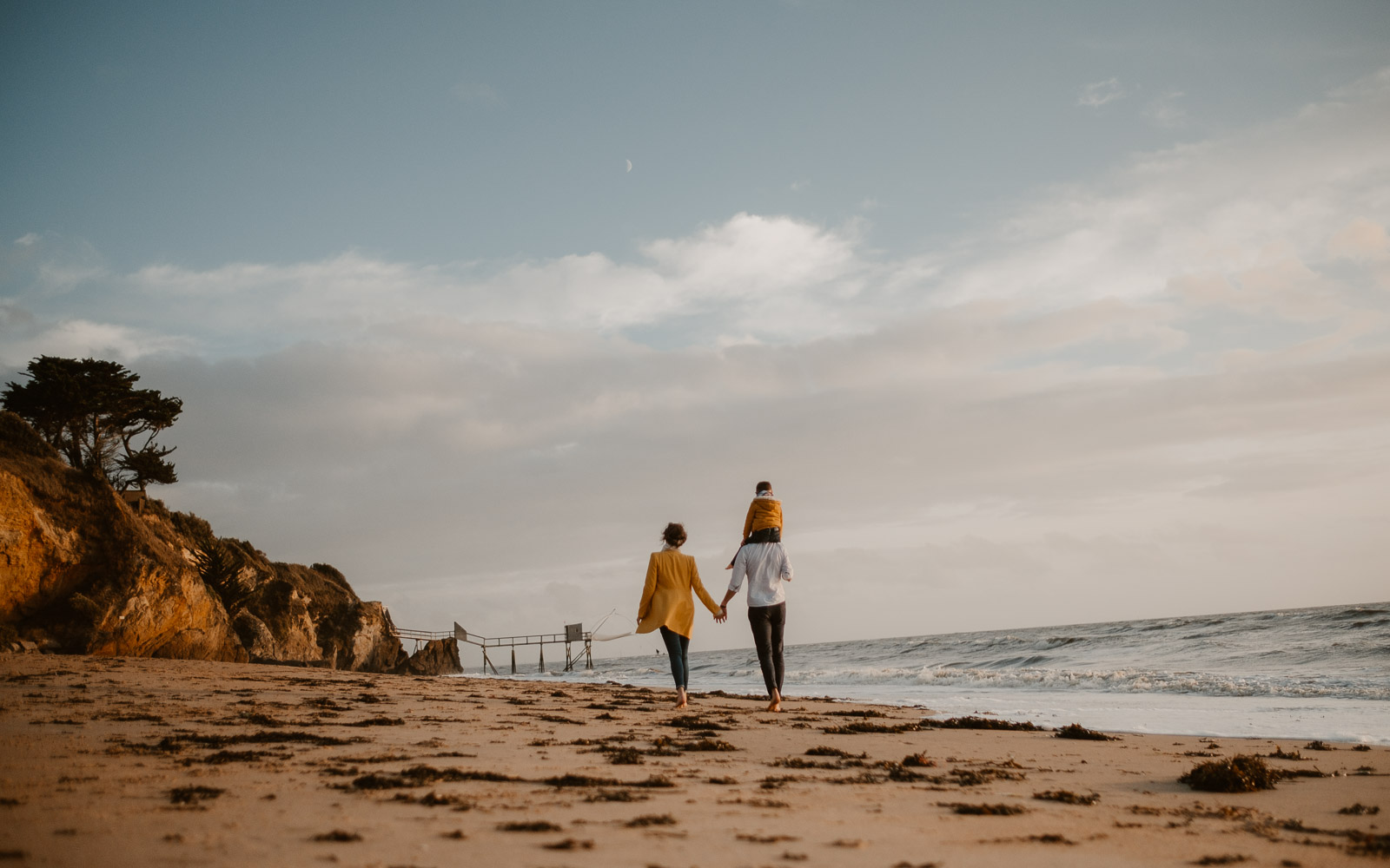 Séance photo de grossesse et futurs parents en extérieur, en automne en bord de mer sur la côte sauvage à Pornic par Geoffrey Arnoldy photographe