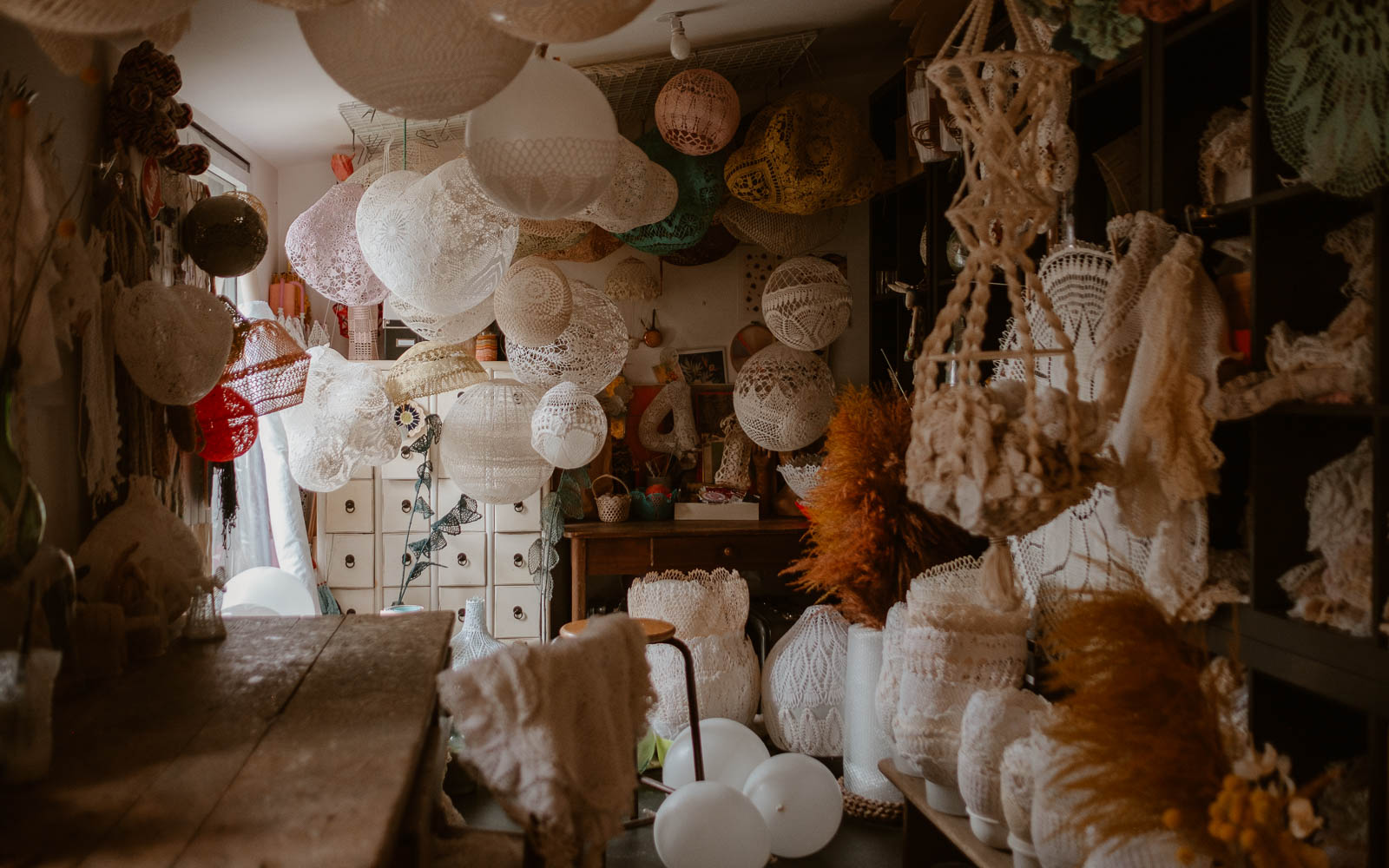 photographies d’une créatrice en design textile & scénographe dans son atelier à Clisson