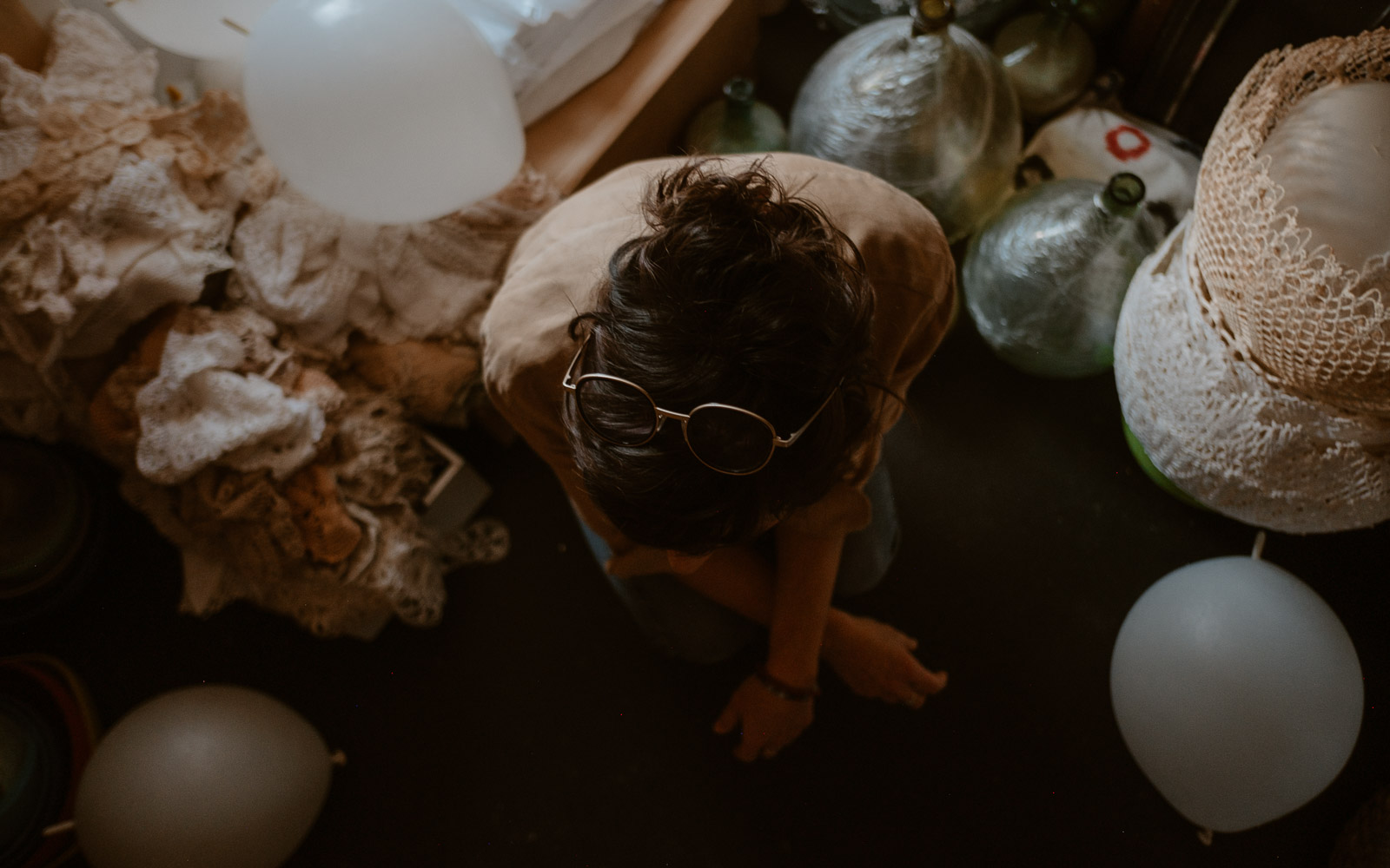 photographies d’une créatrice en design textile & scénographe dans son atelier à Clisson