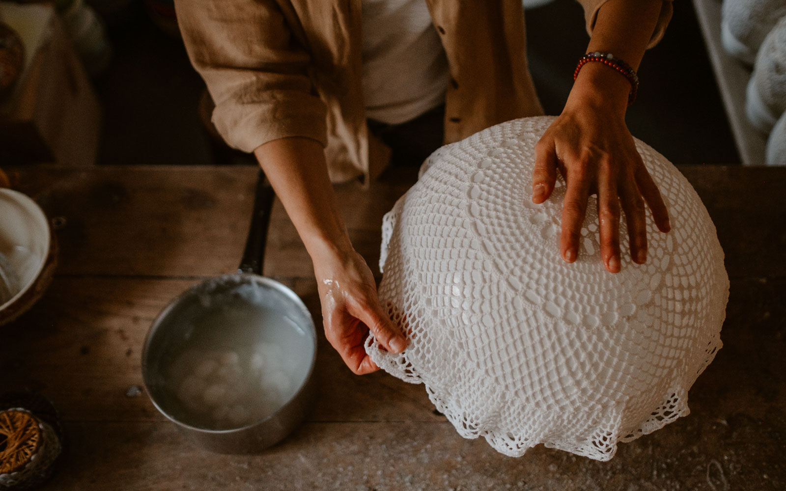 photographies d’une créatrice en design textile & scénographe dans son atelier à Clisson