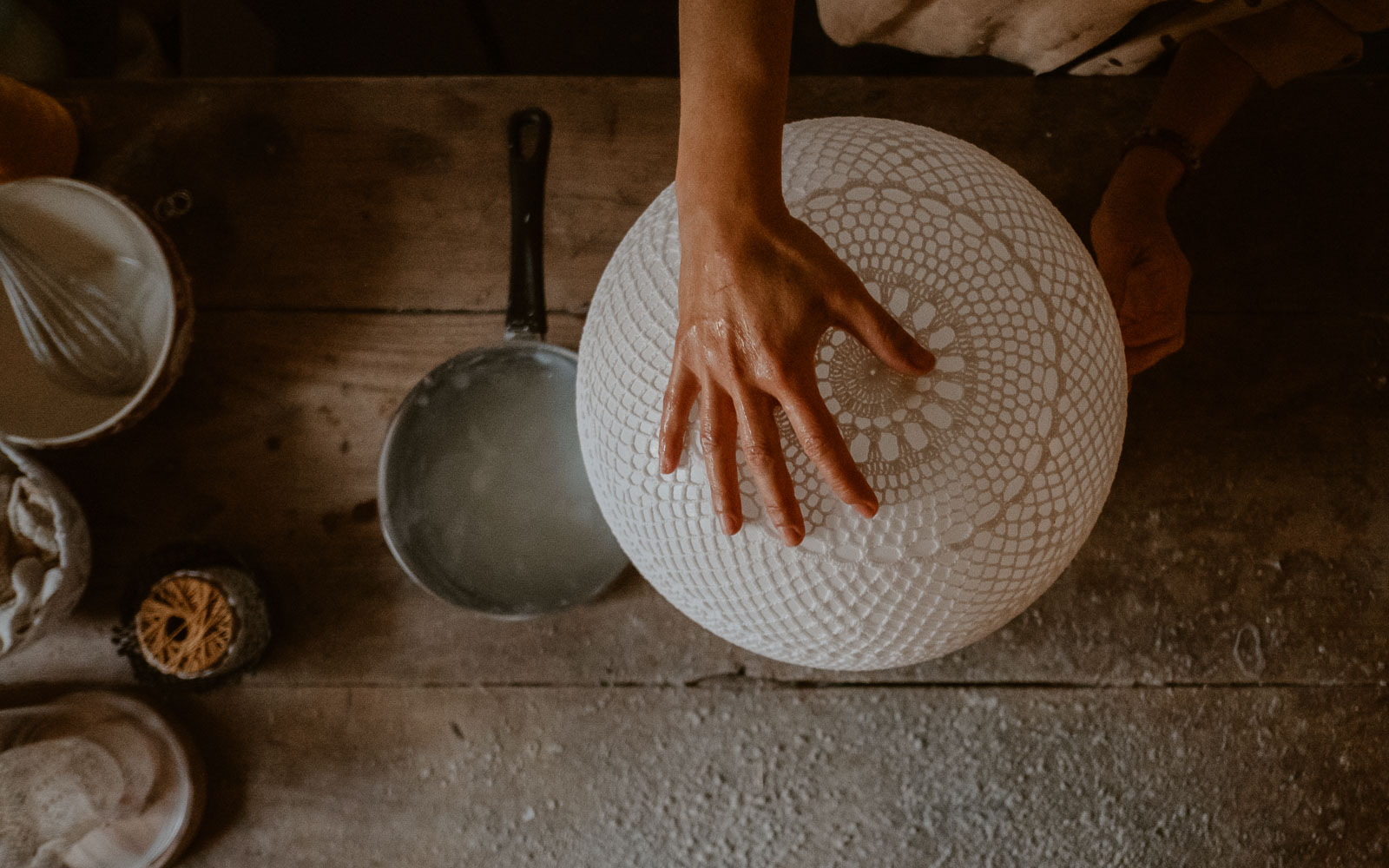 photographies d’une créatrice en design textile & scénographe dans son atelier à Clisson