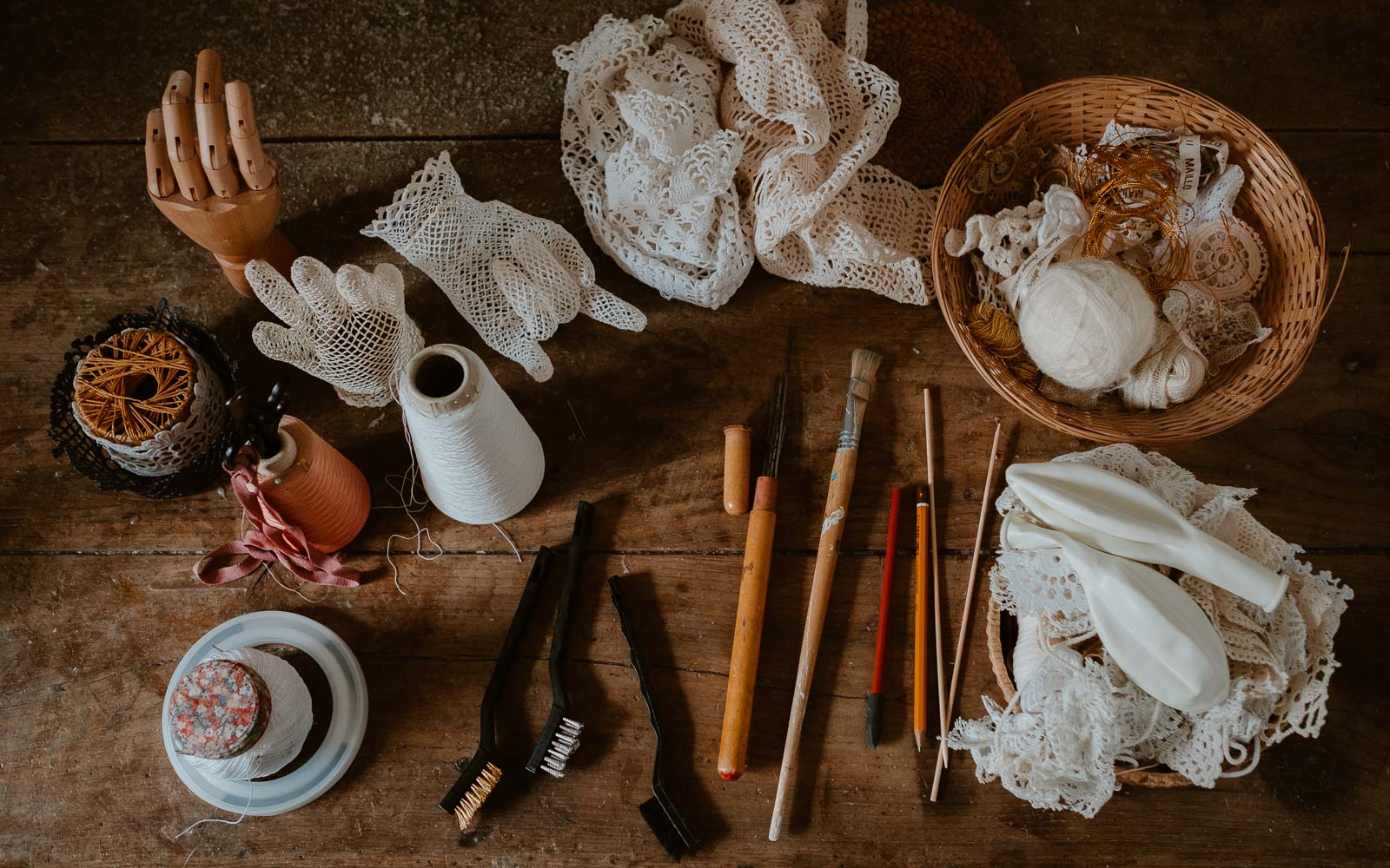 photographies d’une créatrice en design textile & scénographe dans son atelier à Clisson