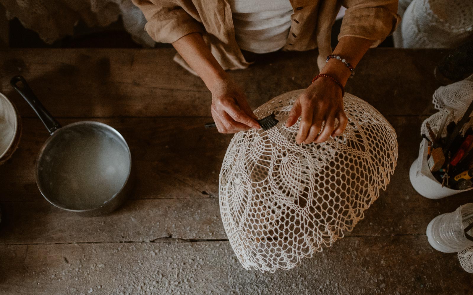 photographies d’une créatrice en design textile & scénographe dans son atelier à Clisson