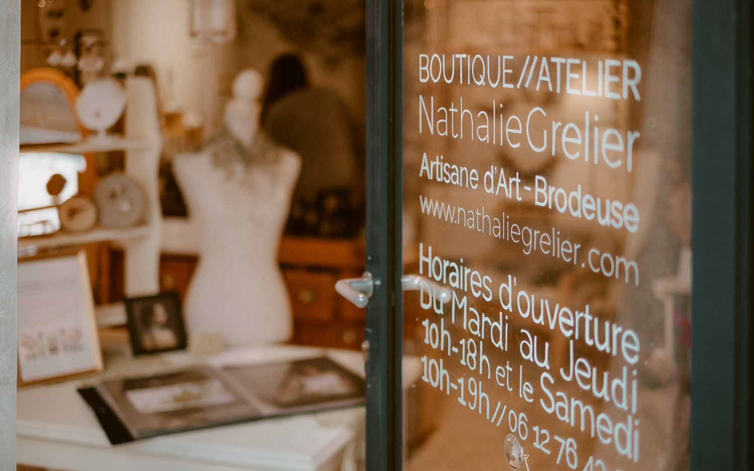 photographies d’une artiste créatrice dans son atelier boutique à Saumur